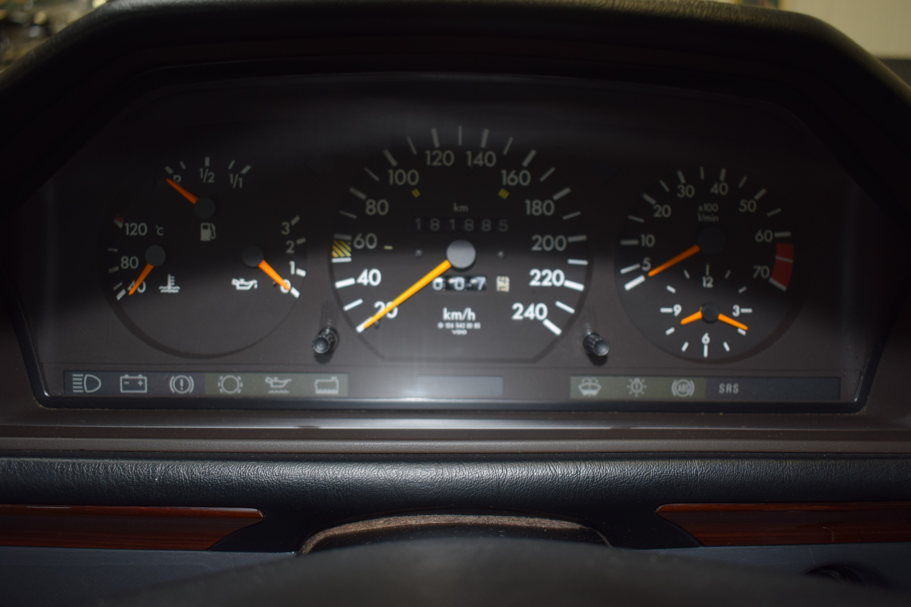 Detail l: Mercedes-Benz E220 Limousine, EZ 05/1994, Laufleistung abgelesen 181.885 km, 110 kW/150 PS, HU 02/2025, Automatikgetriebe, Braun, Stoff, Klimaanlage, ...