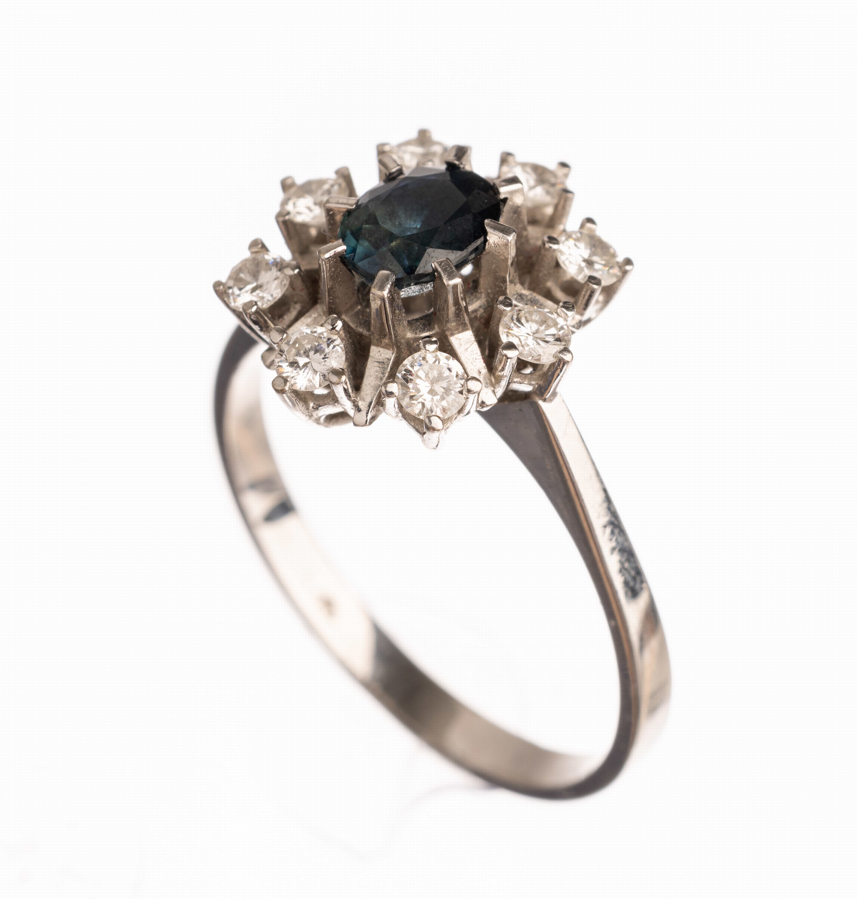 14 kt Gold Saphir Brillant Ring, WG 585/ 000, mittig ovalfacett. Saphir ca. 0.90 ct, 8 Brillanten zus. ca. 0.40 ct Weiß/si, RW 57.5, ca. 3.8 g