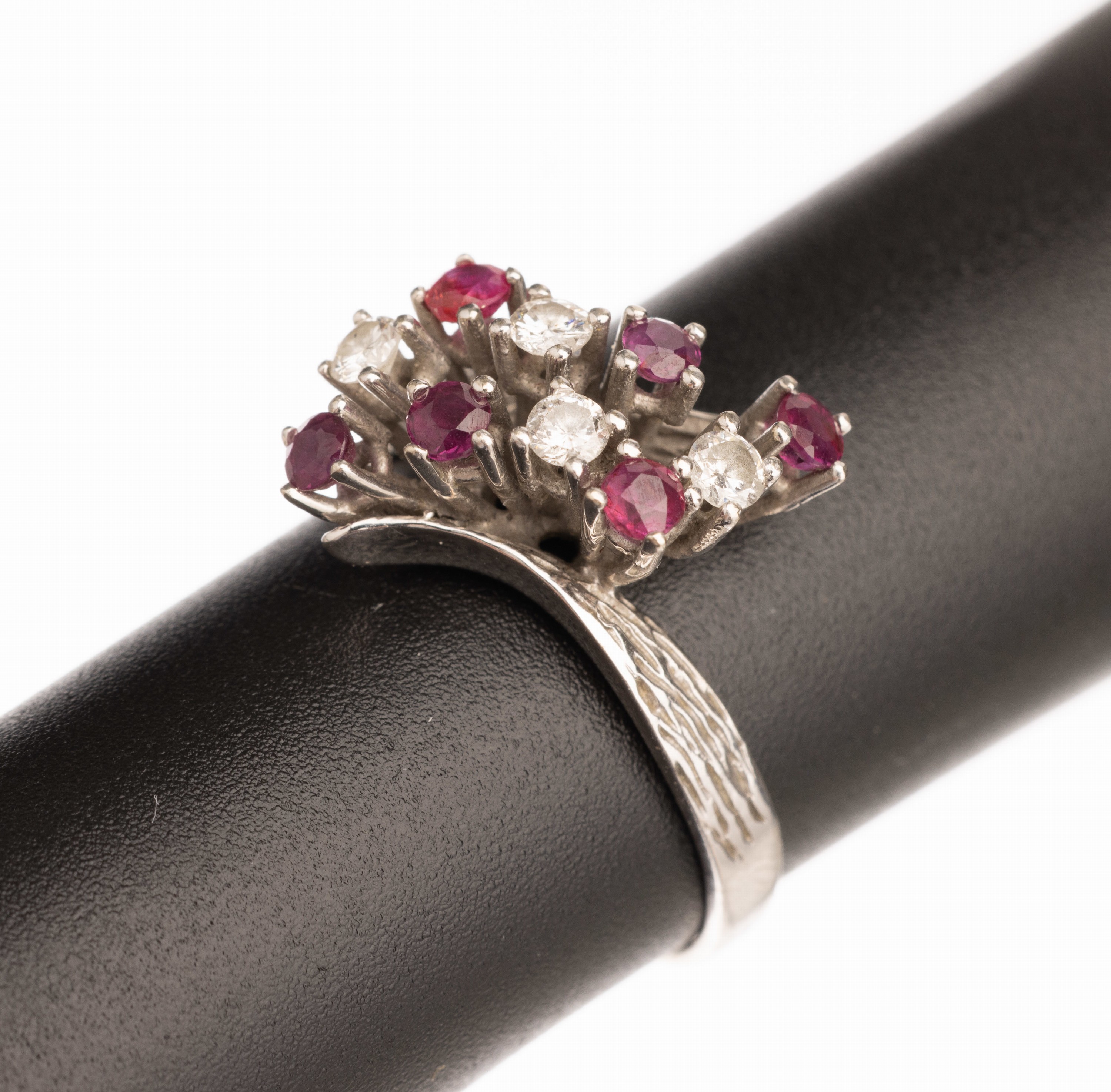 14 kt Gold Rubin Brillant Ring, WG 585/000,6 rundfacett. Rubine zus. ca. 0.45 ct, 4 Brillanten zus. ca. 0.20 ct Weiß/p, RW 57, ca.3.9 g