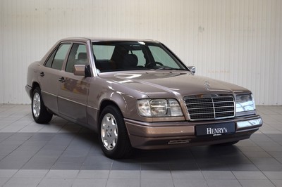 Image 26782139 - Mercedes-Benz E220, first registered in May 1994, mileage read 181.885 km, 110 kW/150 PS, inspection valid until February 2025, automatic transmission, brown exterior, cloth interior, equipped with air conditioning, electric windows, sunroof, and more