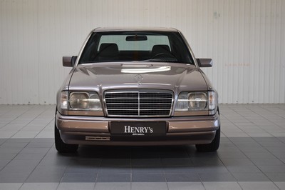 26782139a - Mercedes-Benz E220, first registered in May 1994, mileage read 181.885 km, 110 kW/150 PS, inspection valid until February 2025, automatic transmission, brown exterior, cloth interior, equipped with air conditioning, electric windows, sunroof, and more