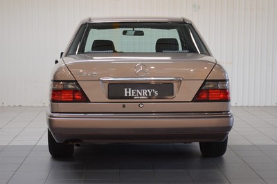 26782139d - Mercedes-Benz E220, first registered in May 1994, mileage read 181.885 km, 110 kW/150 PS, inspection valid until February 2025, automatic transmission, brown exterior, cloth interior, equipped with air conditioning, electric windows, sunroof, and more