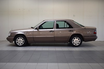 26782139f - Mercedes-Benz E220, first registered in May 1994, mileage read 181.885 km, 110 kW/150 PS, inspection valid until February 2025, automatic transmission, brown exterior, cloth interior, equipped with air conditioning, electric windows, sunroof, and more