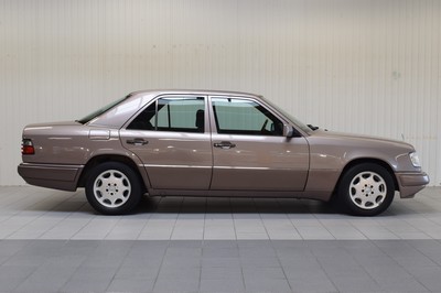 26782139g - Mercedes-Benz E220, first registered in May 1994, mileage read 181.885 km, 110 kW/150 PS, inspection valid until February 2025, automatic transmission, brown exterior, cloth interior, equipped with air conditioning, electric windows, sunroof, and more