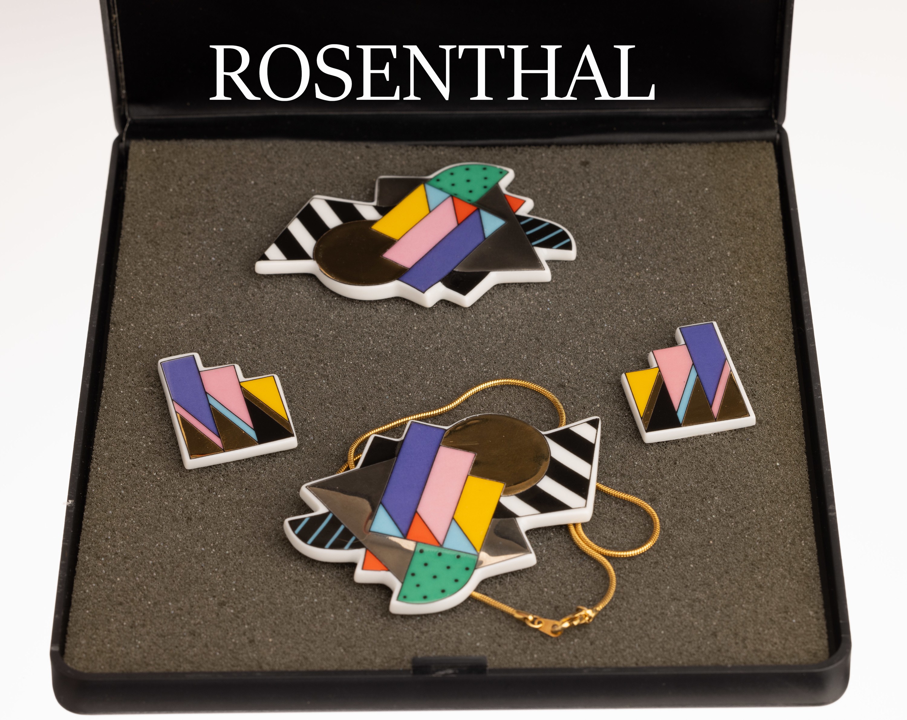 ROSENTHAL Schmuckset, um 1965/68, Porzellan/Metall verg., Modell Metropol, DekorScenario, Design: Barbara Brenner, best. aus: Brosche, Paar Ohrclips ...