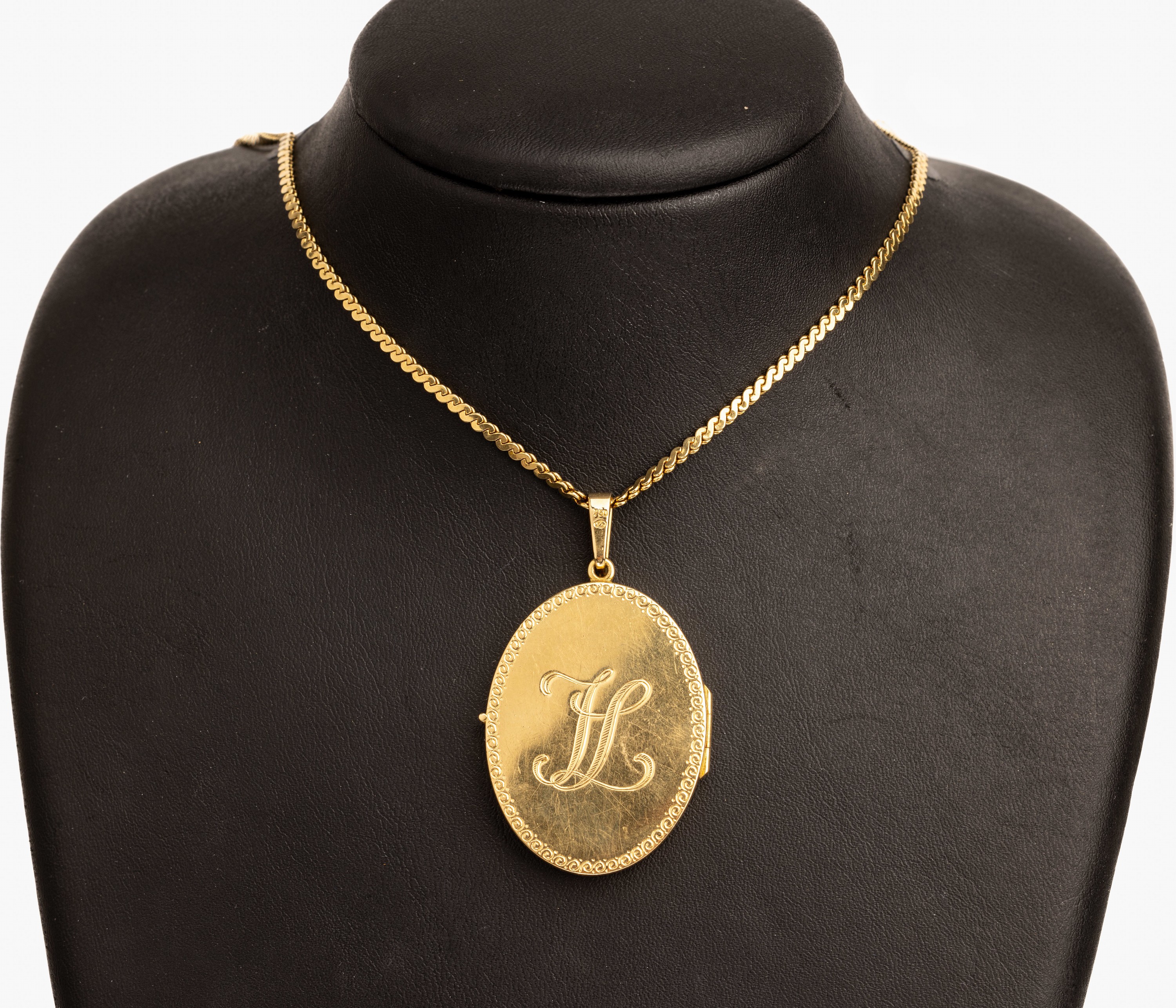 Detail a: 18 kt Gold Medaillonanhänger, GG 750/000, waffelguill., Wiener Ziergravur, Bes.-Monogr. IL lig., Meistermarke G. LAUER, an Kette L. ca. 80 cm, ...