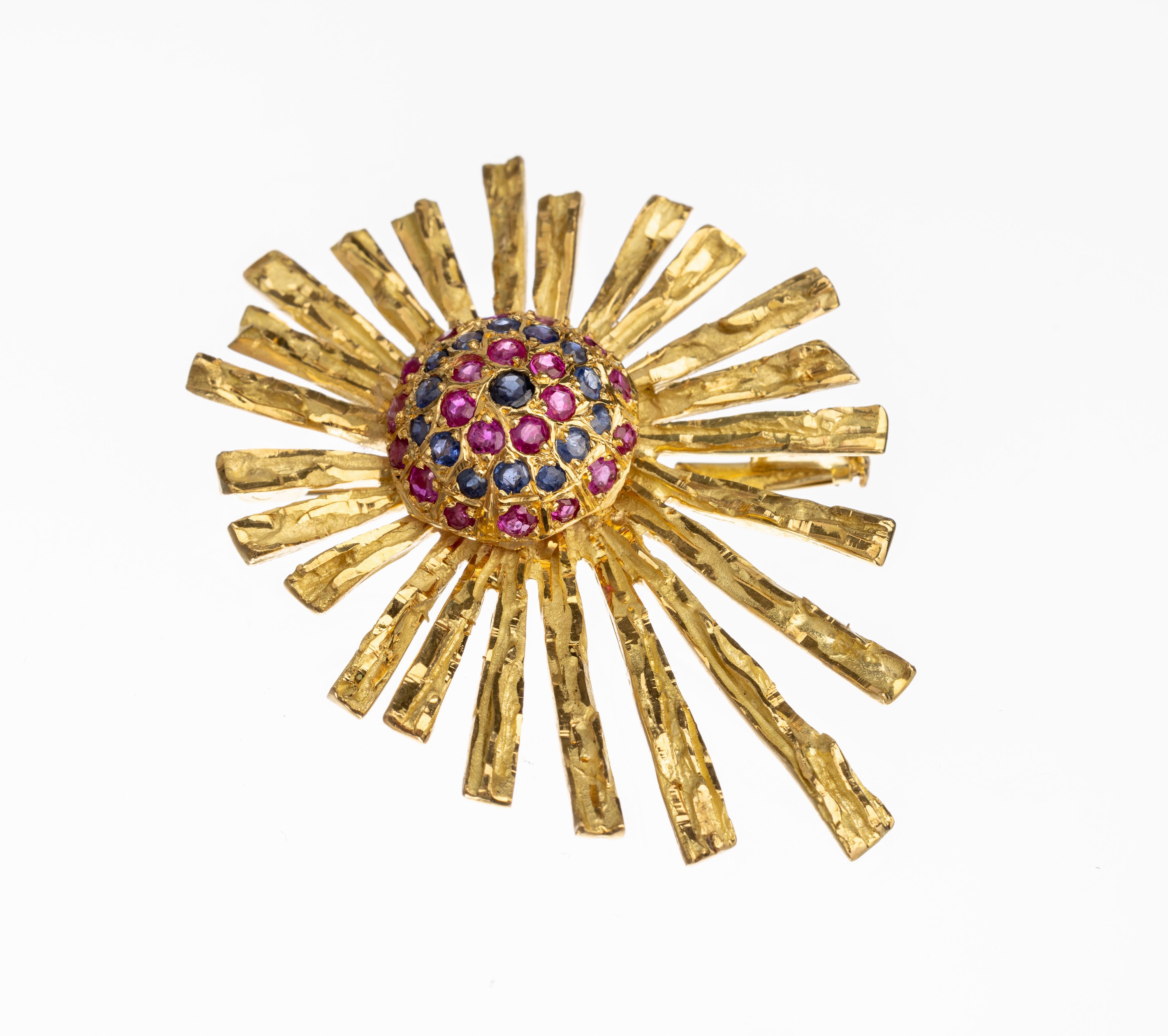 18 kt Gold Farbstein Brosche, GG 750/000, strahlenförm., kl. Rubin- und Saphirbesatz, ca. 5 cm, ca. 19.2 g