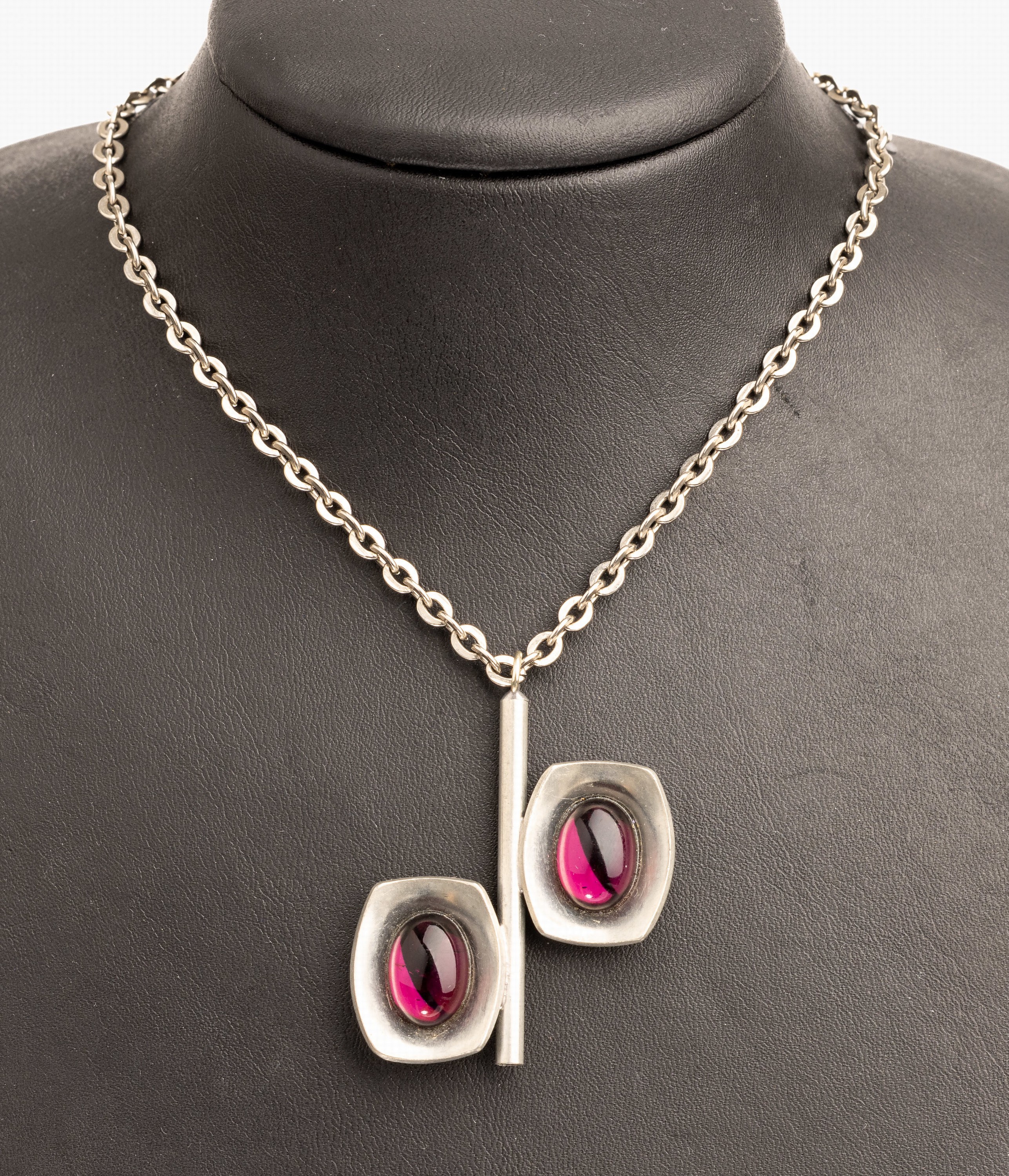 Designer Anhänger mit Turmalinen, Zinn, JORGEN JENSEN/Dänemark, 2 ovale Turmalincabochons, an Kette L. ca. 66 cm, Federringschließe