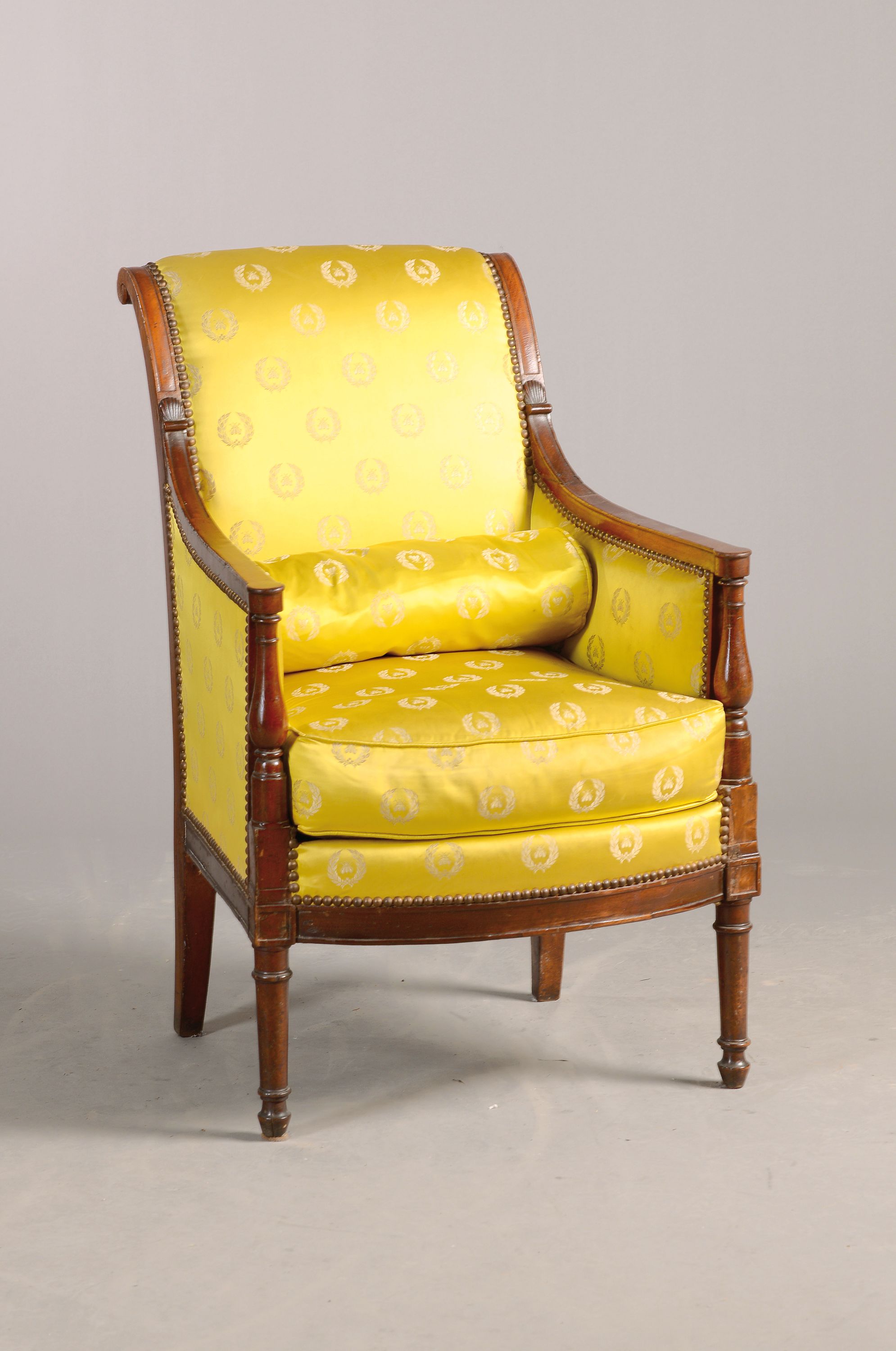Bergere, Frankreich, um 1850, Directoire, Mahagoni massiv, gepolstert und bezogen, im guten Zustand, gedrechselte Vorderbeine, H. ca. 91 cm, Sh. ca. ...