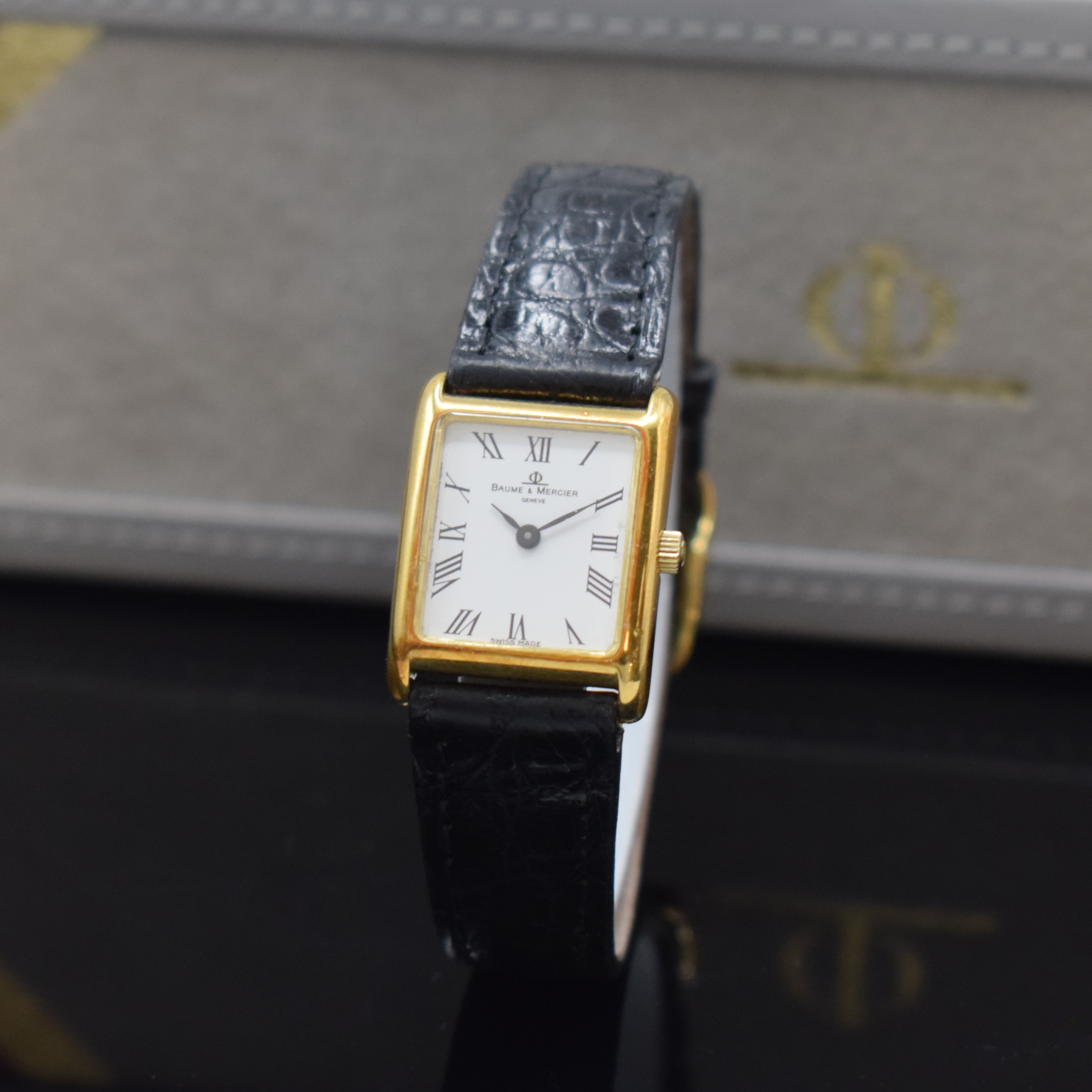 BAUME & MERCIER Damenarmbanduhr in GG 750/000, Schweiz um 1995, quarz, Boden 4- fach verschr., orig. Lederband m. Dornschl., weißes Zifferbl. m. ...