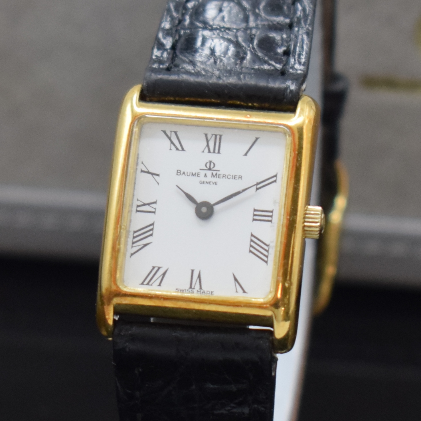 Detail a: BAUME & MERCIER Damenarmbanduhr in GG 750/000, Schweiz um 1995, quarz, Boden 4- fach verschr., orig. Lederband m. Dornschl., weißes Zifferbl. m. ...