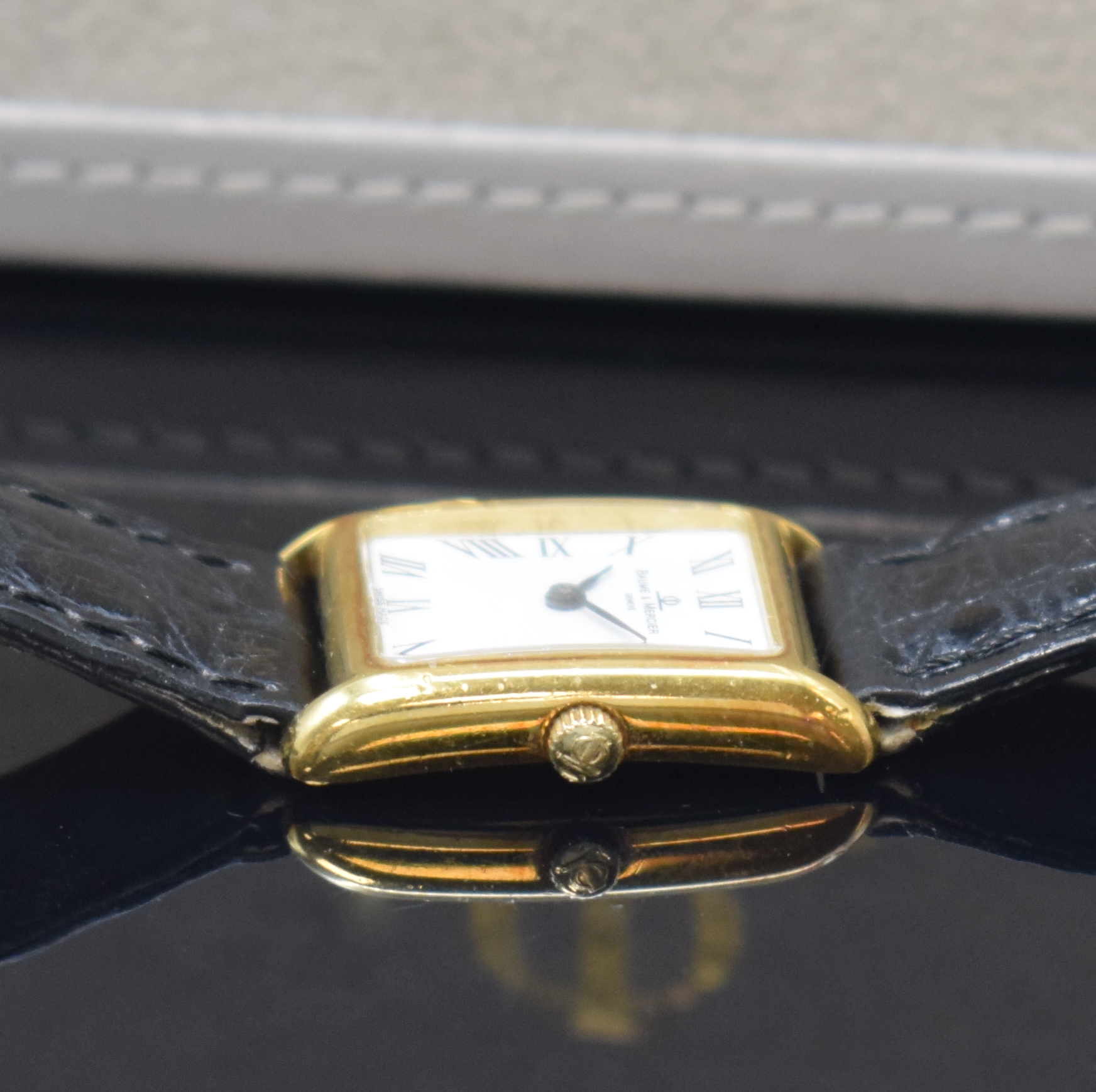 Detail c: BAUME & MERCIER Damenarmbanduhr in GG 750/000, Schweiz um 1995, quarz, Boden 4- fach verschr., orig. Lederband m. Dornschl., weißes Zifferbl. m. ...