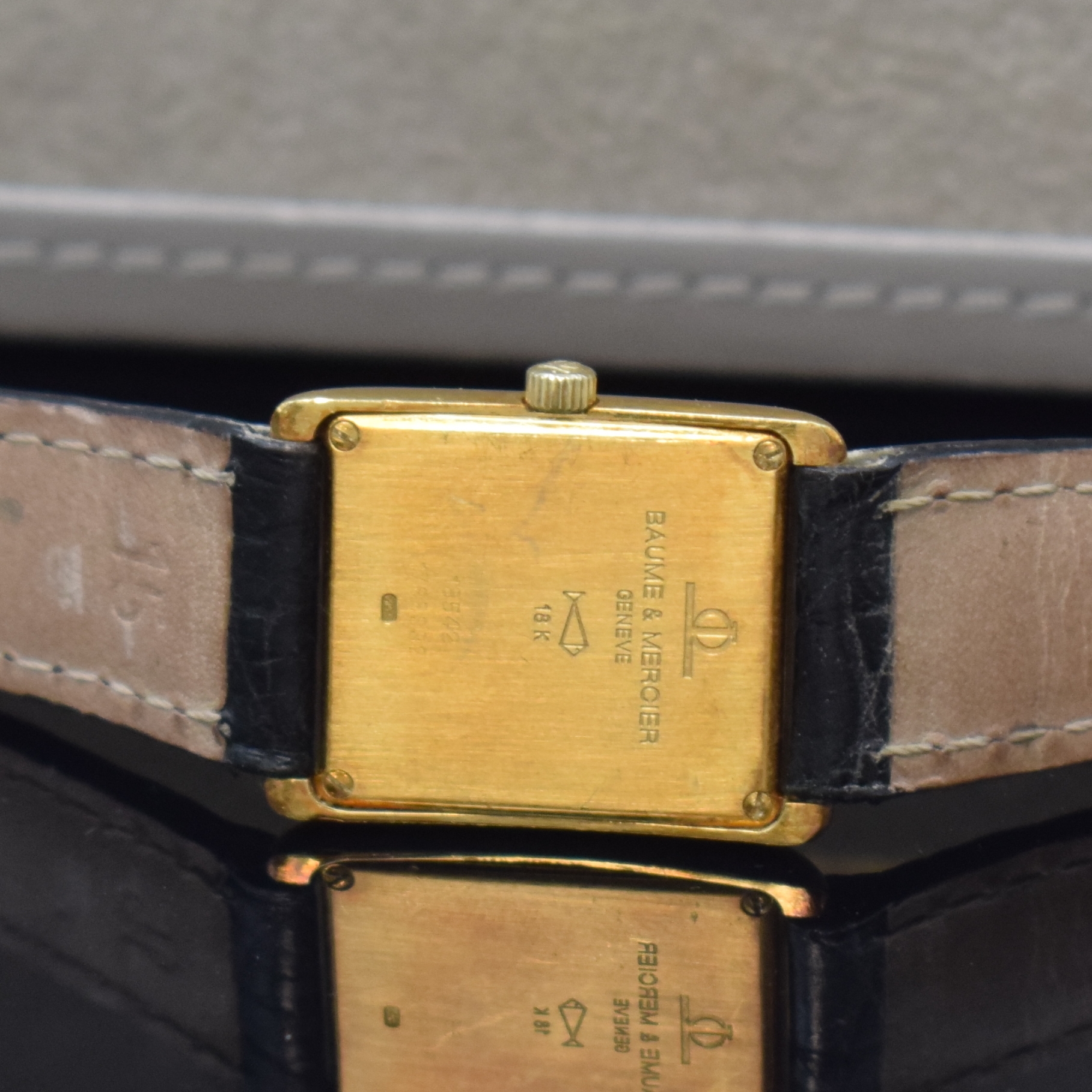 Detail d: BAUME & MERCIER Damenarmbanduhr in GG 750/000, Schweiz um 1995, quarz, Boden 4- fach verschr., orig. Lederband m. Dornschl., weißes Zifferbl. m. ...