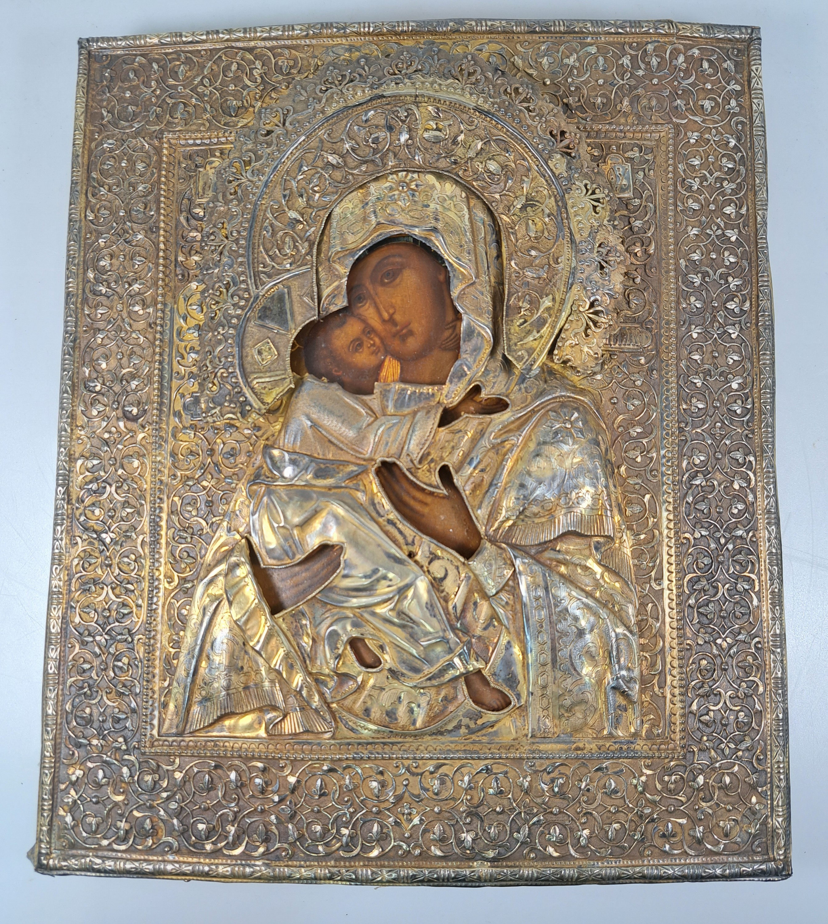 Detail a: Ikone, Russland, Oklad dat. 1880, Gottesmutter Wladimirskaja, Temper auf Holz, 84er Silberoklad reich reliefiert mit aufgesetzter Gloriole, ca. ...