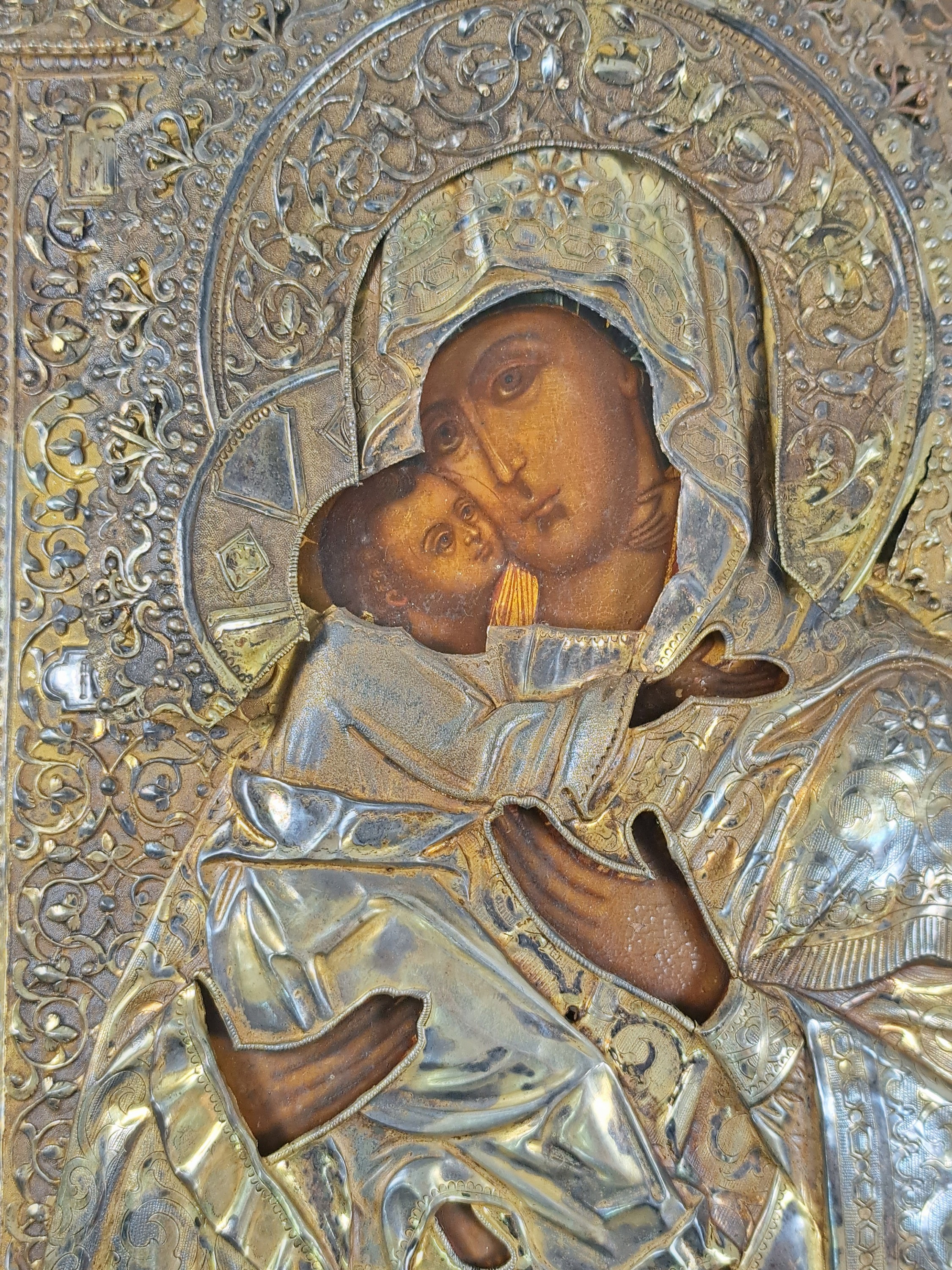 Detail b: Ikone, Russland, Oklad dat. 1880, Gottesmutter Wladimirskaja, Temper auf Holz, 84er Silberoklad reich reliefiert mit aufgesetzter Gloriole, ca. ...