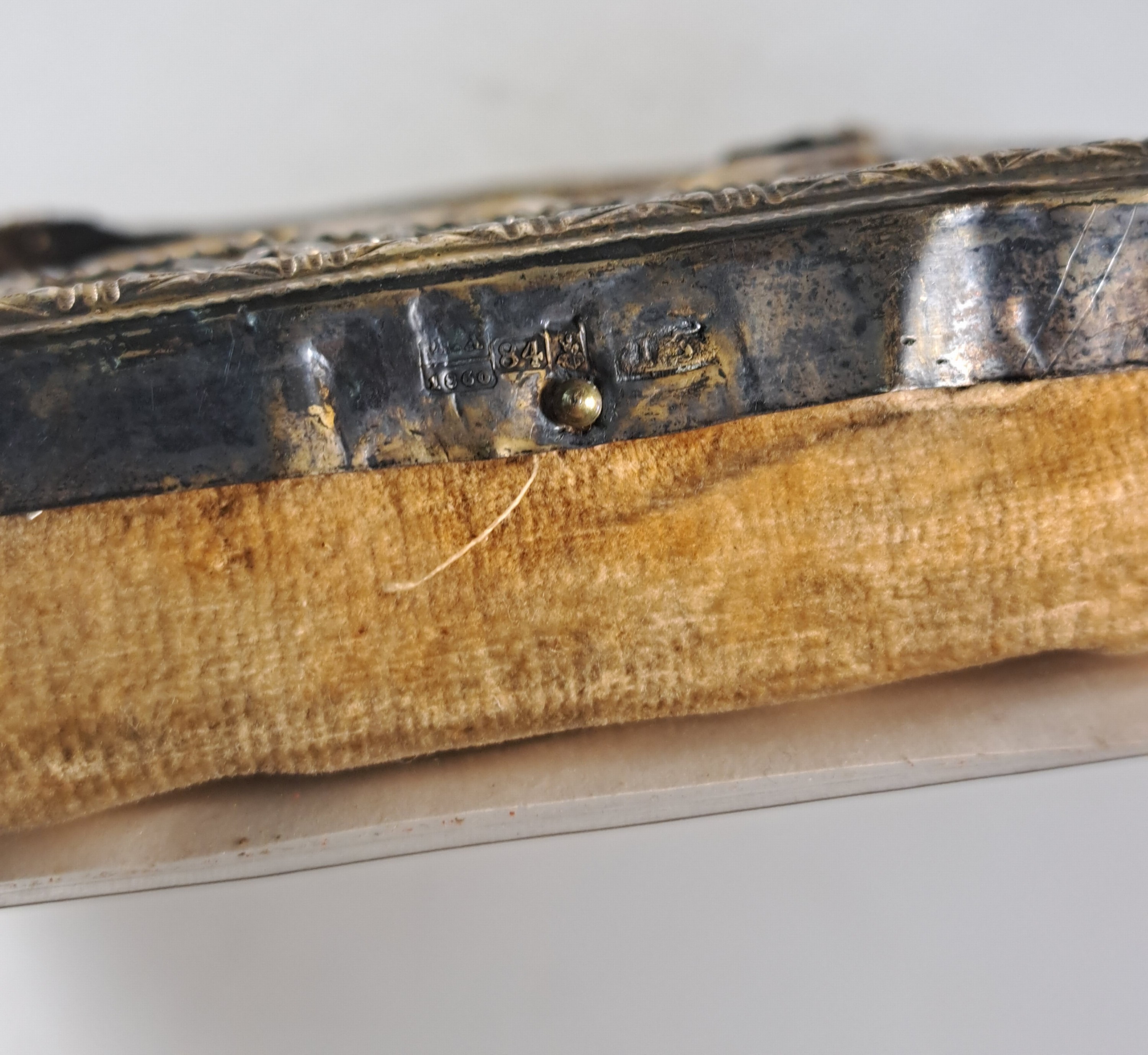Detail c: Ikone, Russland, Oklad dat. 1880, Gottesmutter Wladimirskaja, Temper auf Holz, 84er Silberoklad reich reliefiert mit aufgesetzter Gloriole, ca. ...