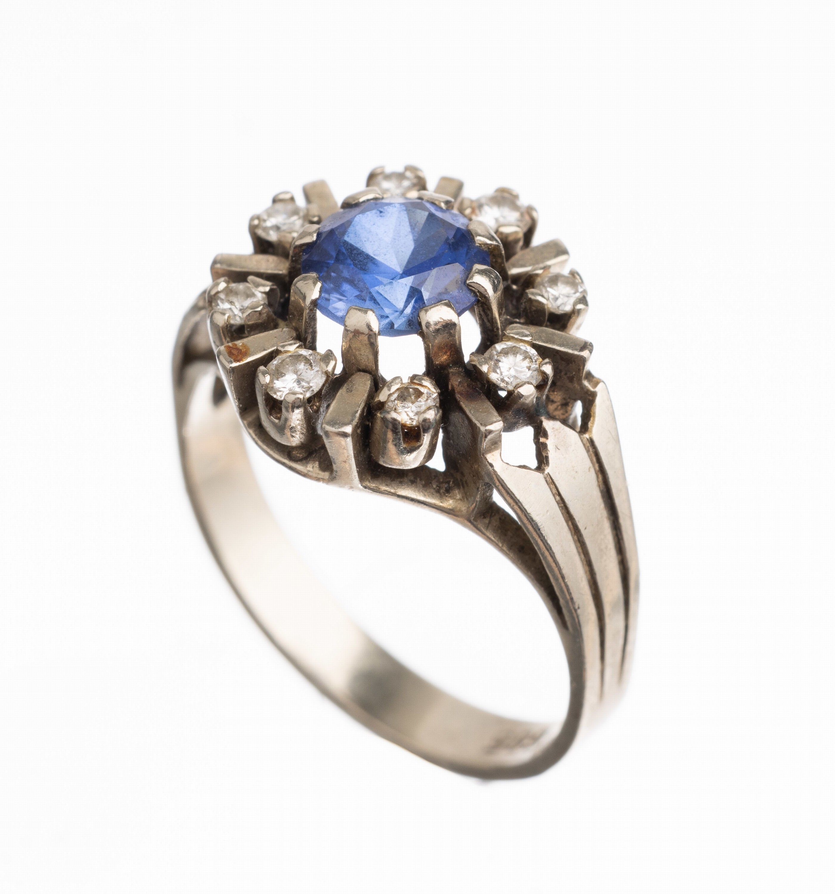 14 kt Gold Saphir Diamant Ring, WG 585/ 000, rundfacett. Saphir ca. 0.80 ct, umgeben von 8 Brillanten zus. ca. 0.20 ct Weiß/p, RW 52, ca. 3.9 g