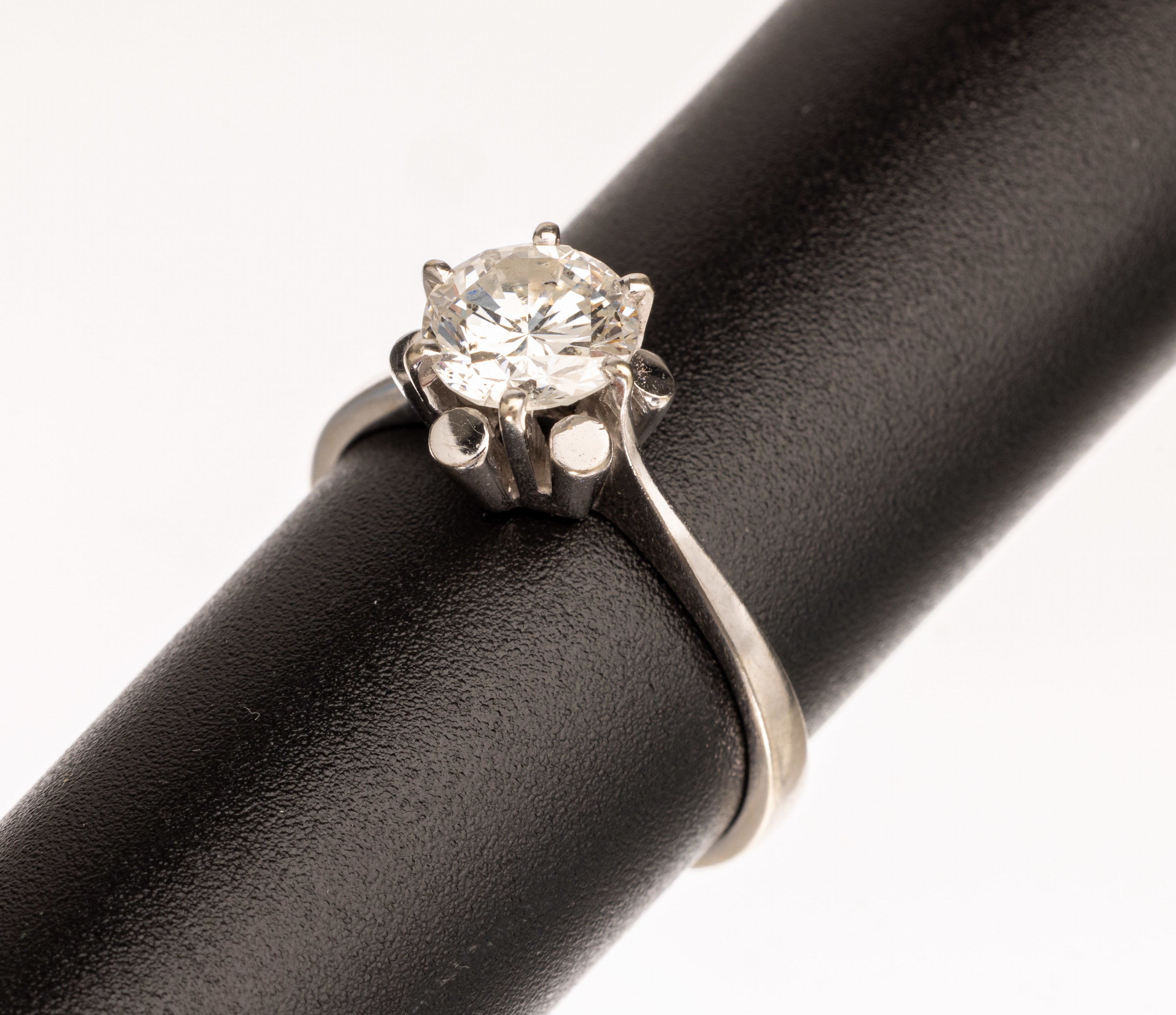 18 kt Gold Brillant Ring, WG 750/000, Brillant ca. 1.11 ct (grav.) Weiß/p 1, RW 52, ca. 3.5 g