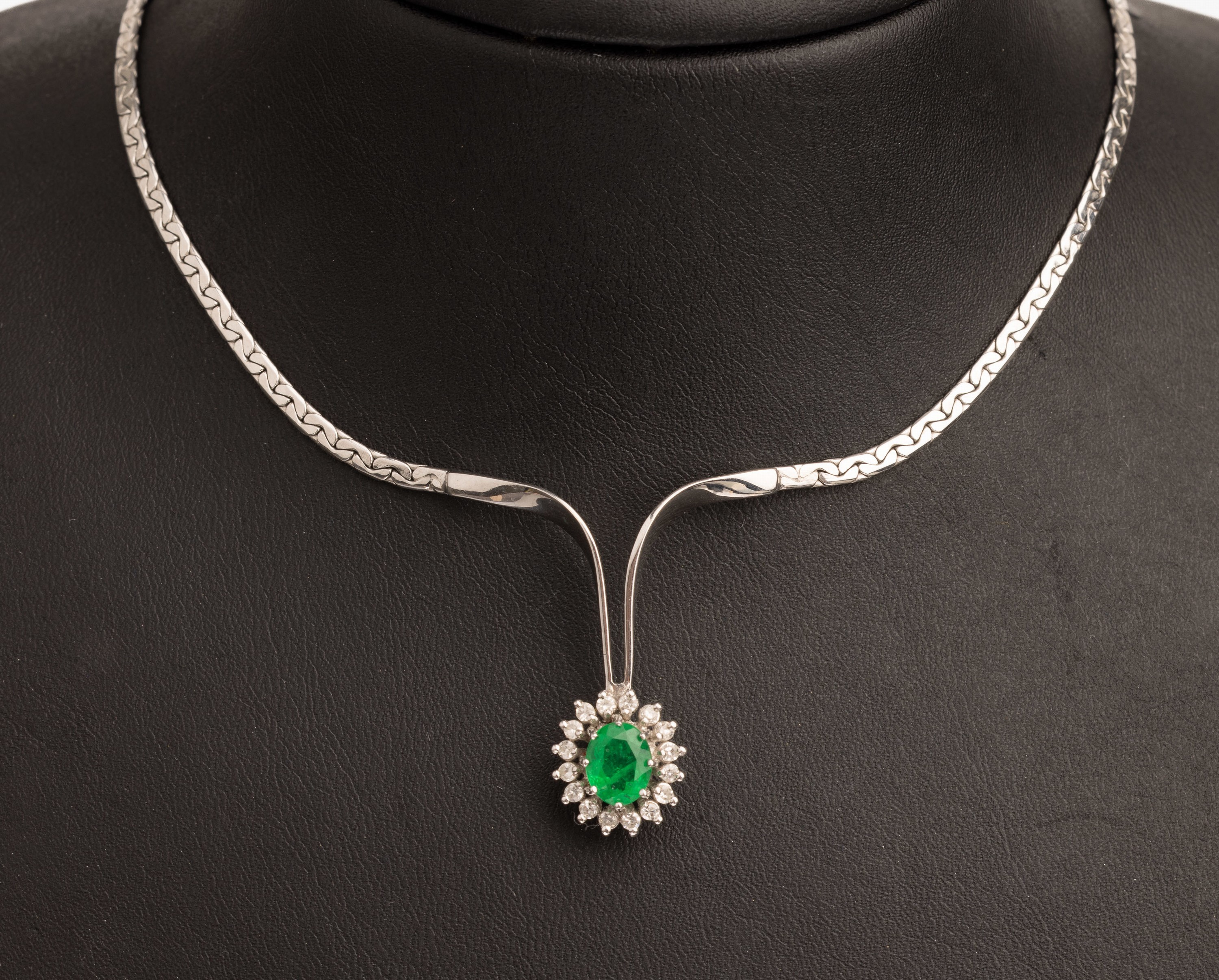 14 kt Gold Diamant Smaragdtriplette Collier, WG 585/000, Mittelteil bes. mit einer ovalfacett. Smaragdtriplette, umgeben von 16 8/8-Diamanten zus. ...