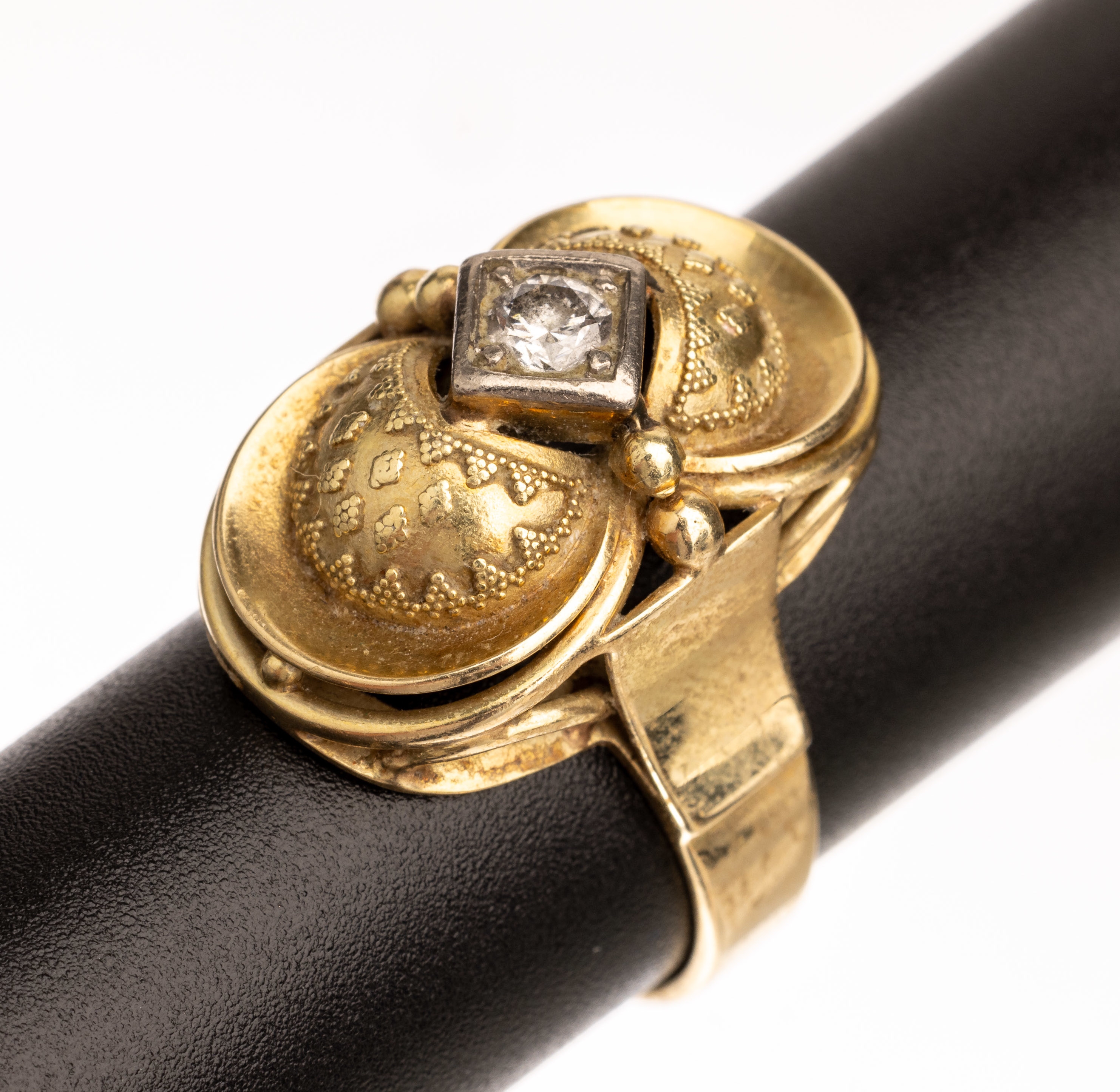 14 kt Gold Granulat Brillant Ring, GG/WG 585/000, 1960er Jahre, Brillant ca. 0.20 ct Weiß/p, Ringkopf in Form einer 8, z.T. mit feinen Granulaten, ...