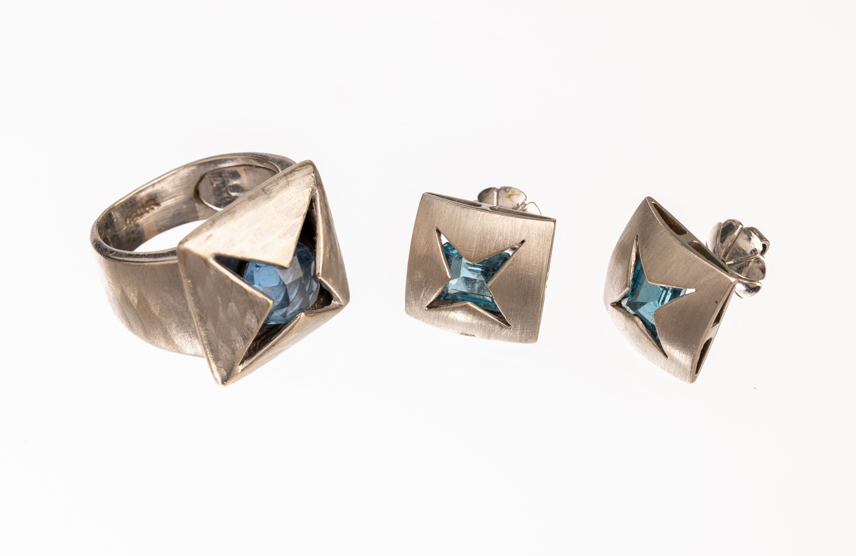 Ausgefallenes 18 kt Gold Blautopas Schmuckset, WG 750/000, best. aus: Ring und Paar Ohrstecker, sternf. mittig mit 3 facett. Blautopasen (beh.) fein ...