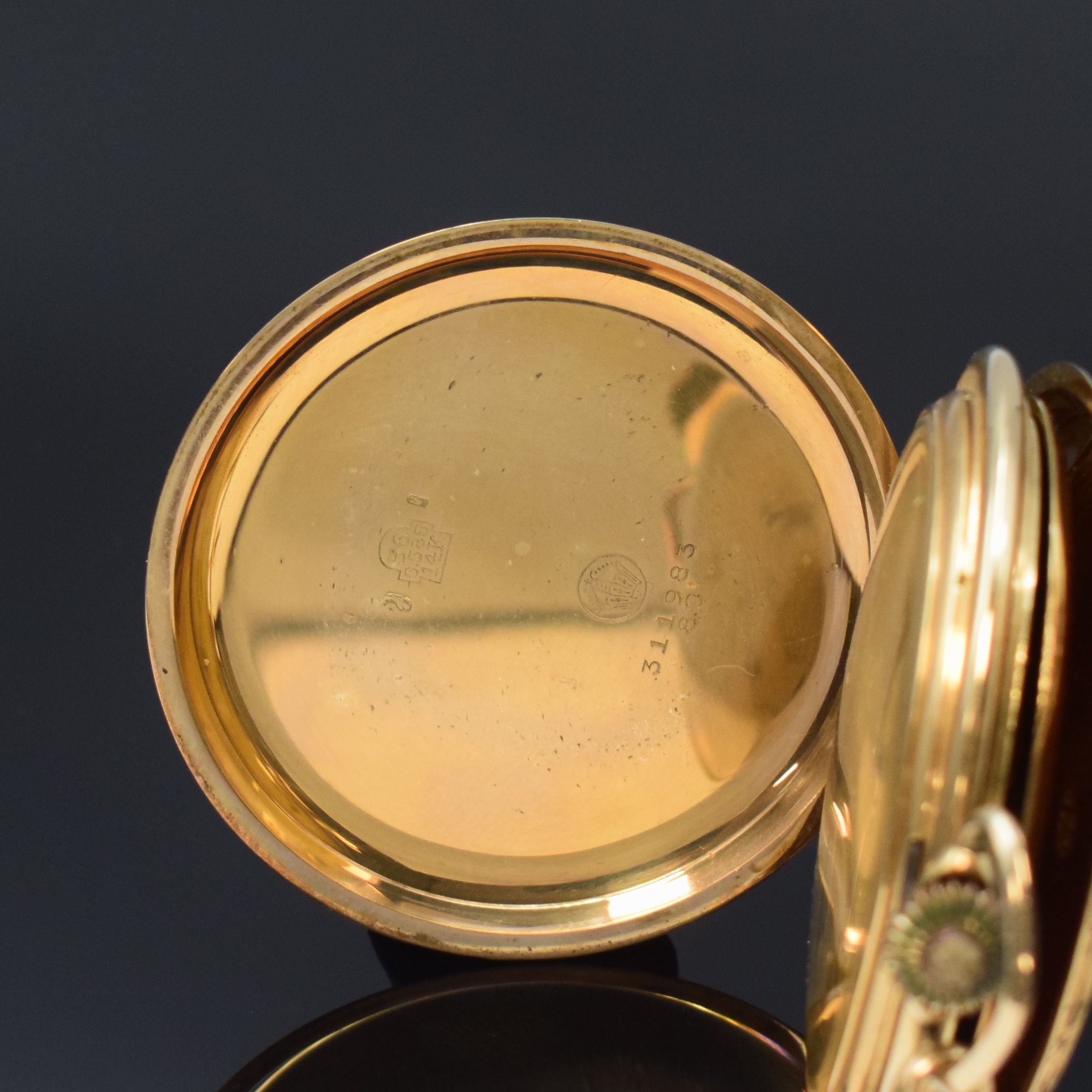 Detail a: Herrensavonette in GG 585/000 an Kette in GG 333/000, Schweiz um 1920, 3-Deckel- Goldgeh., floral grav. Sprung- u. Rückdeckel m. Streifendekor, ...