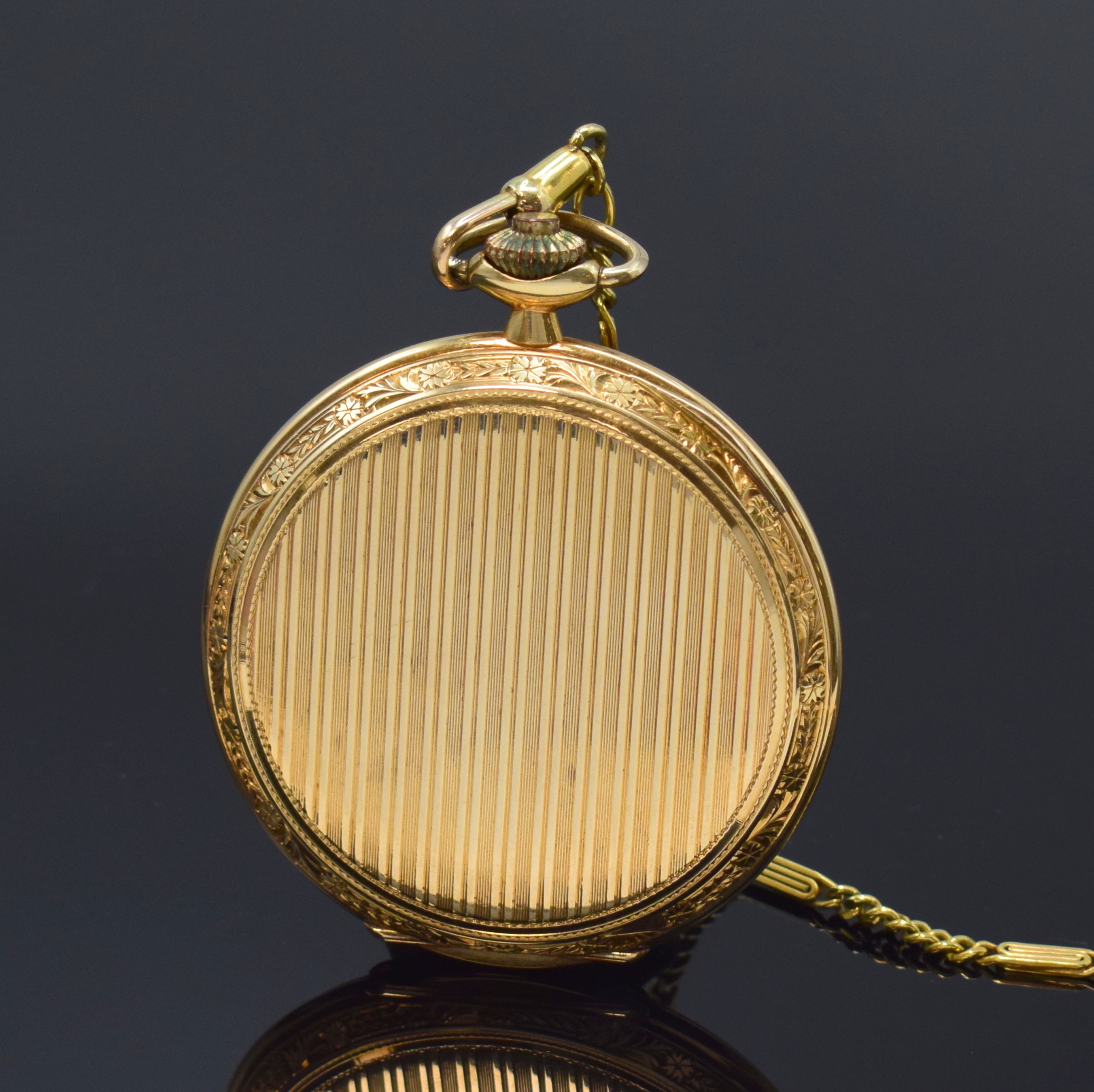 Detail c: Herrensavonette in GG 585/000 an Kette in GG 333/000, Schweiz um 1920, 3-Deckel- Goldgeh., floral grav. Sprung- u. Rückdeckel m. Streifendekor, ...