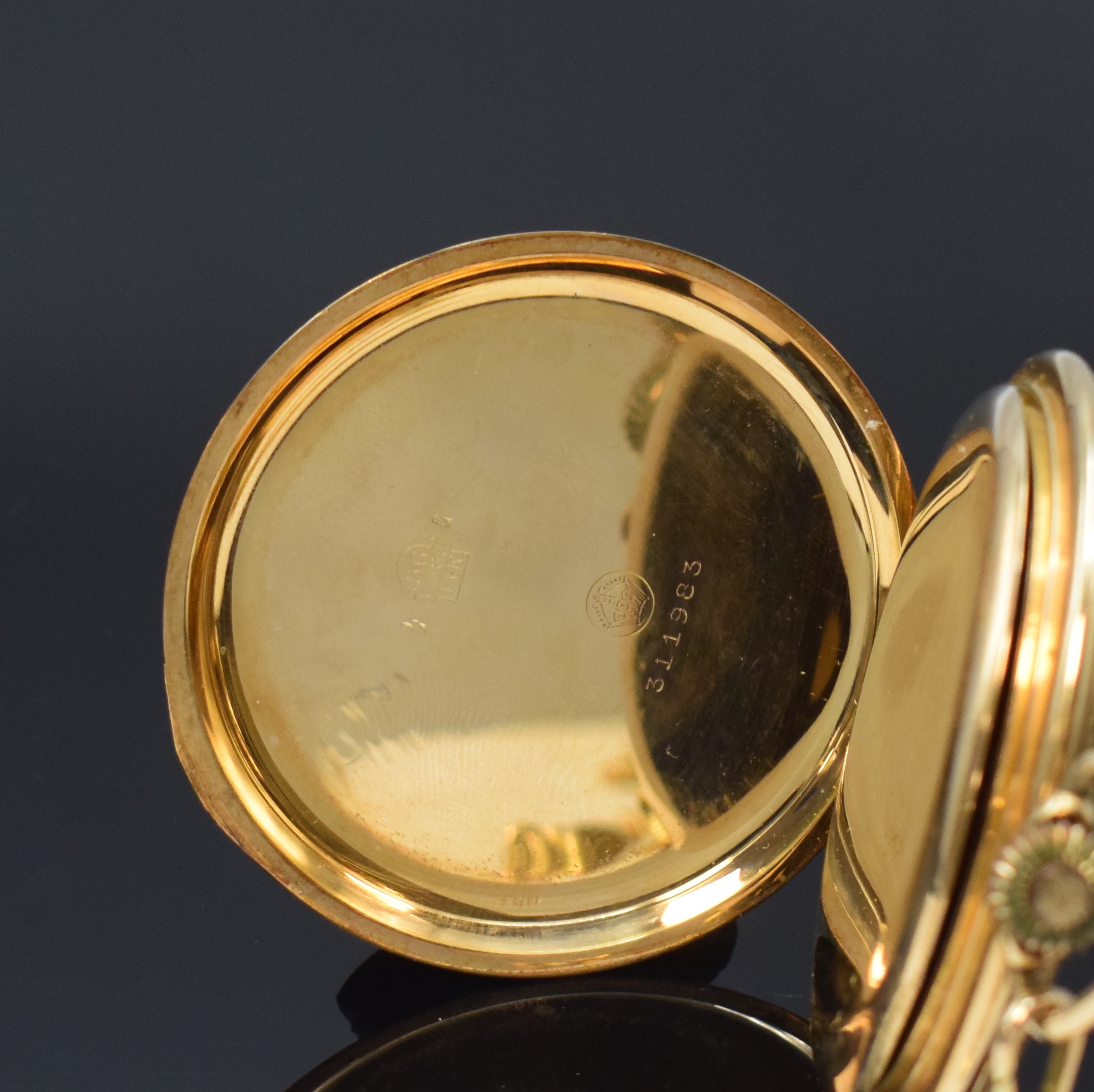 Detail d: Herrensavonette in GG 585/000 an Kette in GG 333/000, Schweiz um 1920, 3-Deckel- Goldgeh., floral grav. Sprung- u. Rückdeckel m. Streifendekor, ...