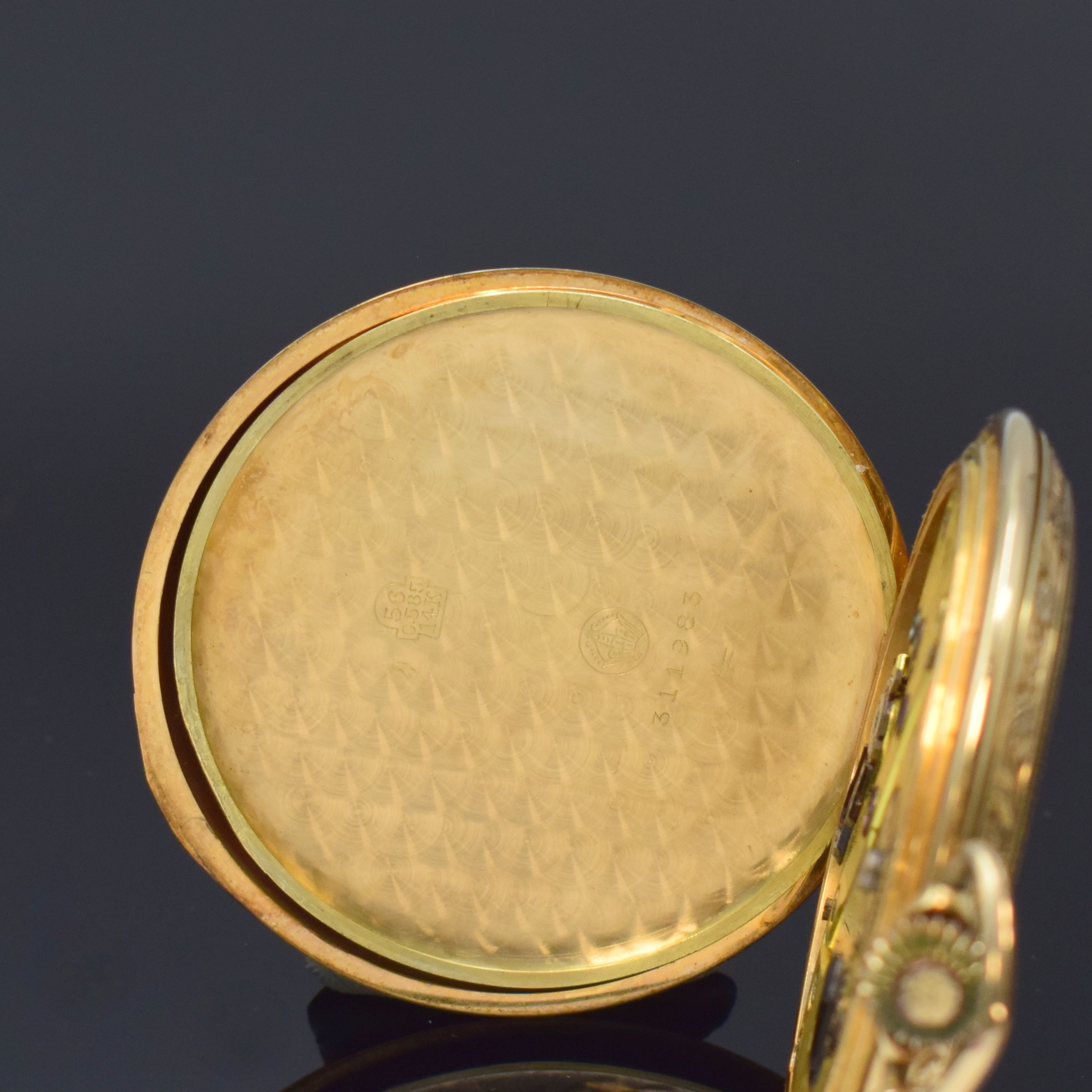 Detail f: Herrensavonette in GG 585/000 an Kette in GG 333/000, Schweiz um 1920, 3-Deckel- Goldgeh., floral grav. Sprung- u. Rückdeckel m. Streifendekor, ...