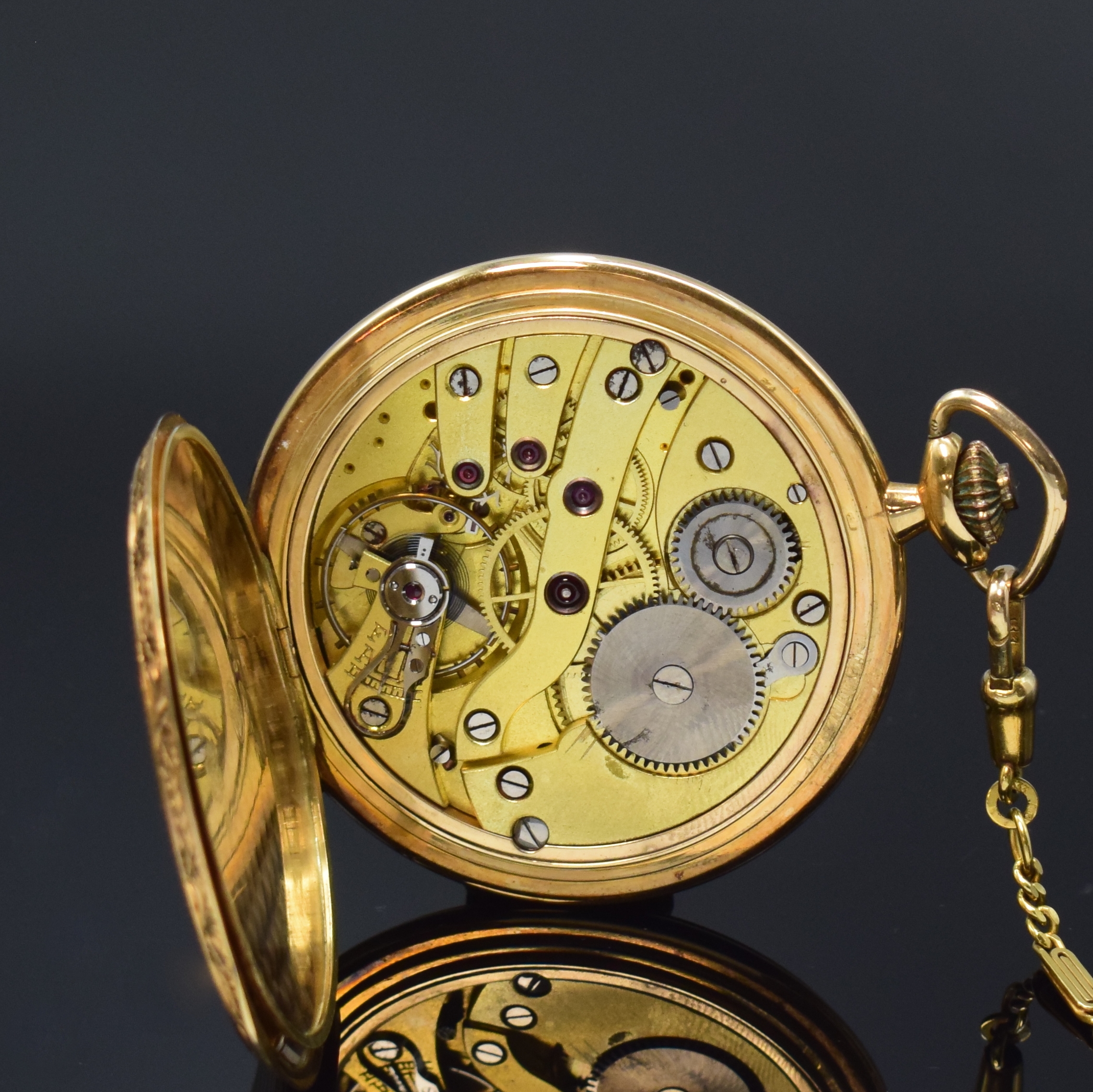Detail g: Herrensavonette in GG 585/000 an Kette in GG 333/000, Schweiz um 1920, 3-Deckel- Goldgeh., floral grav. Sprung- u. Rückdeckel m. Streifendekor, ...