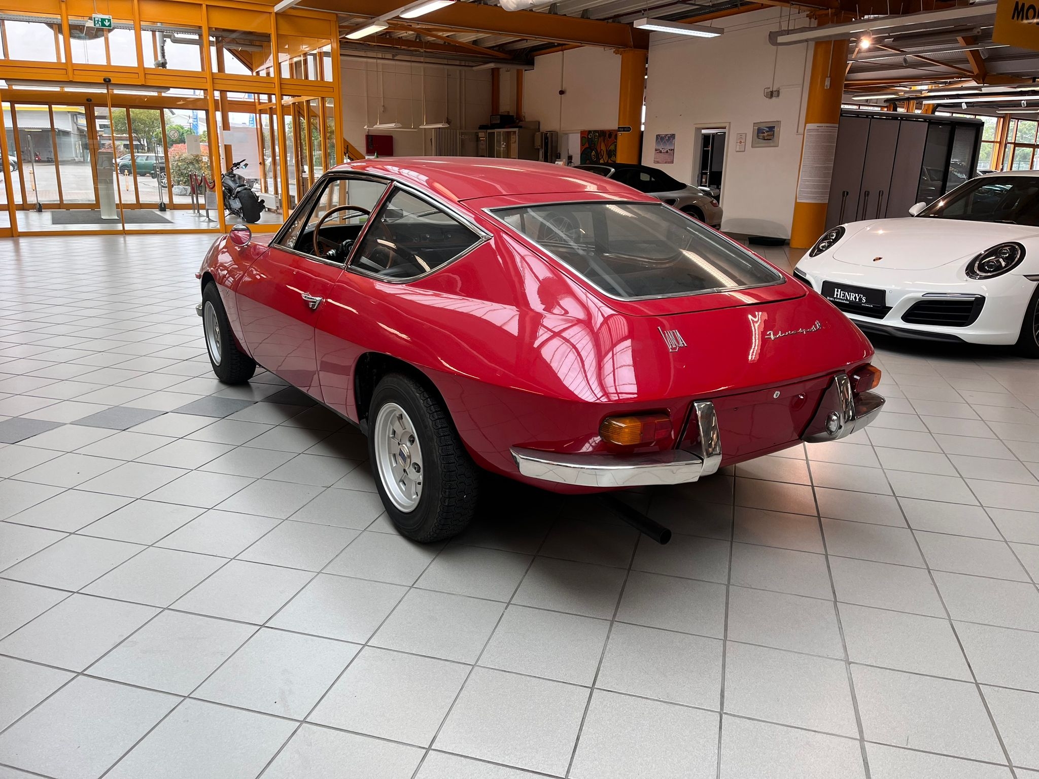 Detail b: Lancia Fulvia Sport 1.3 S ZAGATO -COUPE EZ 1971, Laufleistung abgelesen 13.592 km, Schaltgetriebe, 4-Zyl, rot. Italienische Fahrzeugdokumente ...