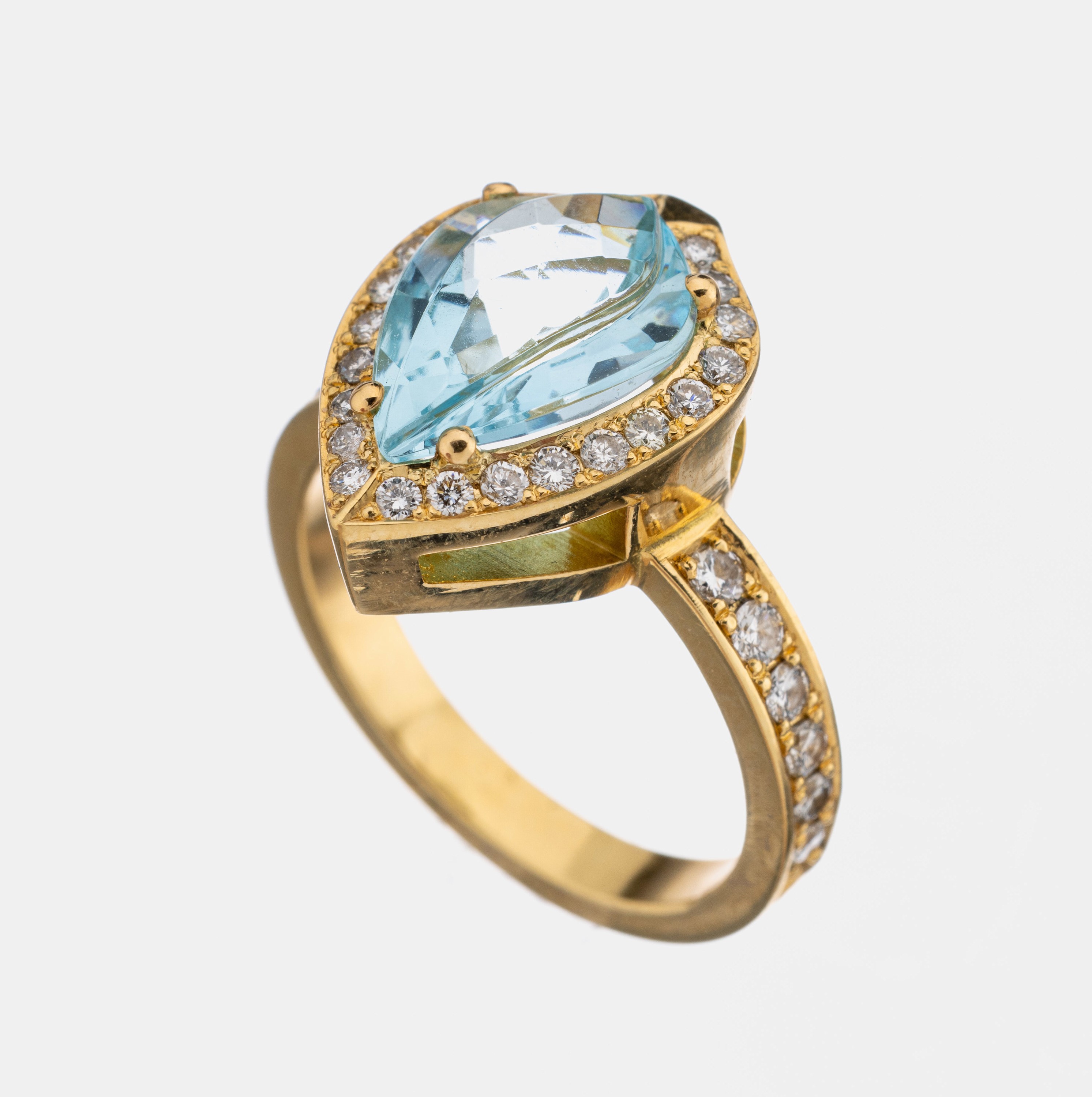 18 kt Gold Aquamarin-Brillant-Ring, GG 750/000, facett. Aquamarin-Tropfen ca. 3.80 ct, 34 Brillanten zus. ca. 0.80 ct Weiß/si, ca. 12.0 g, RW 62