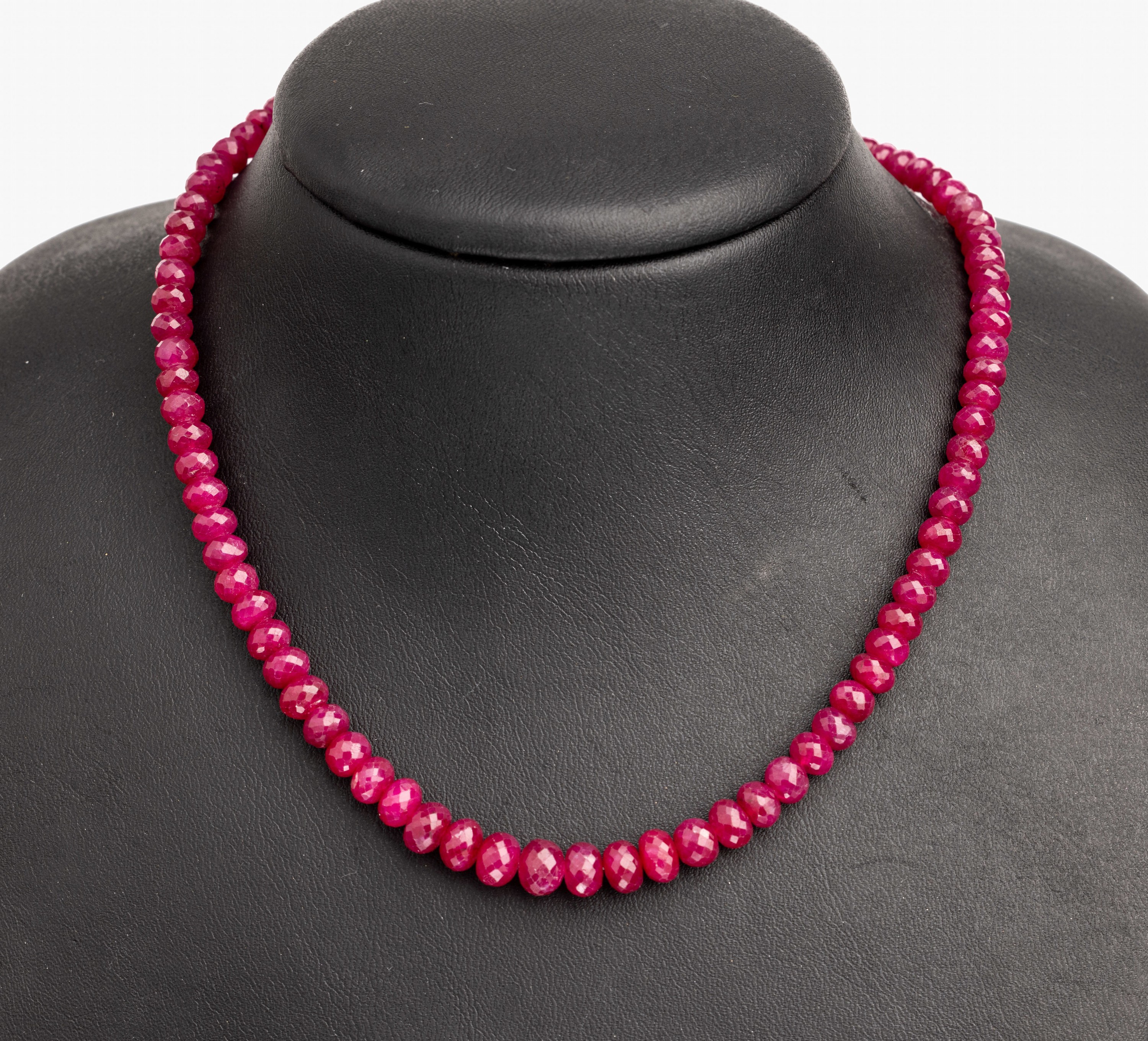 Collier aus facett. Rubinrondellen, 14 kt Gold Kugelschließe, GG/WG 585/000, kl. Diamantbesatz, facett. Rubine zus. ca. 150 ct, L ca. 49 cm, Rubine ...