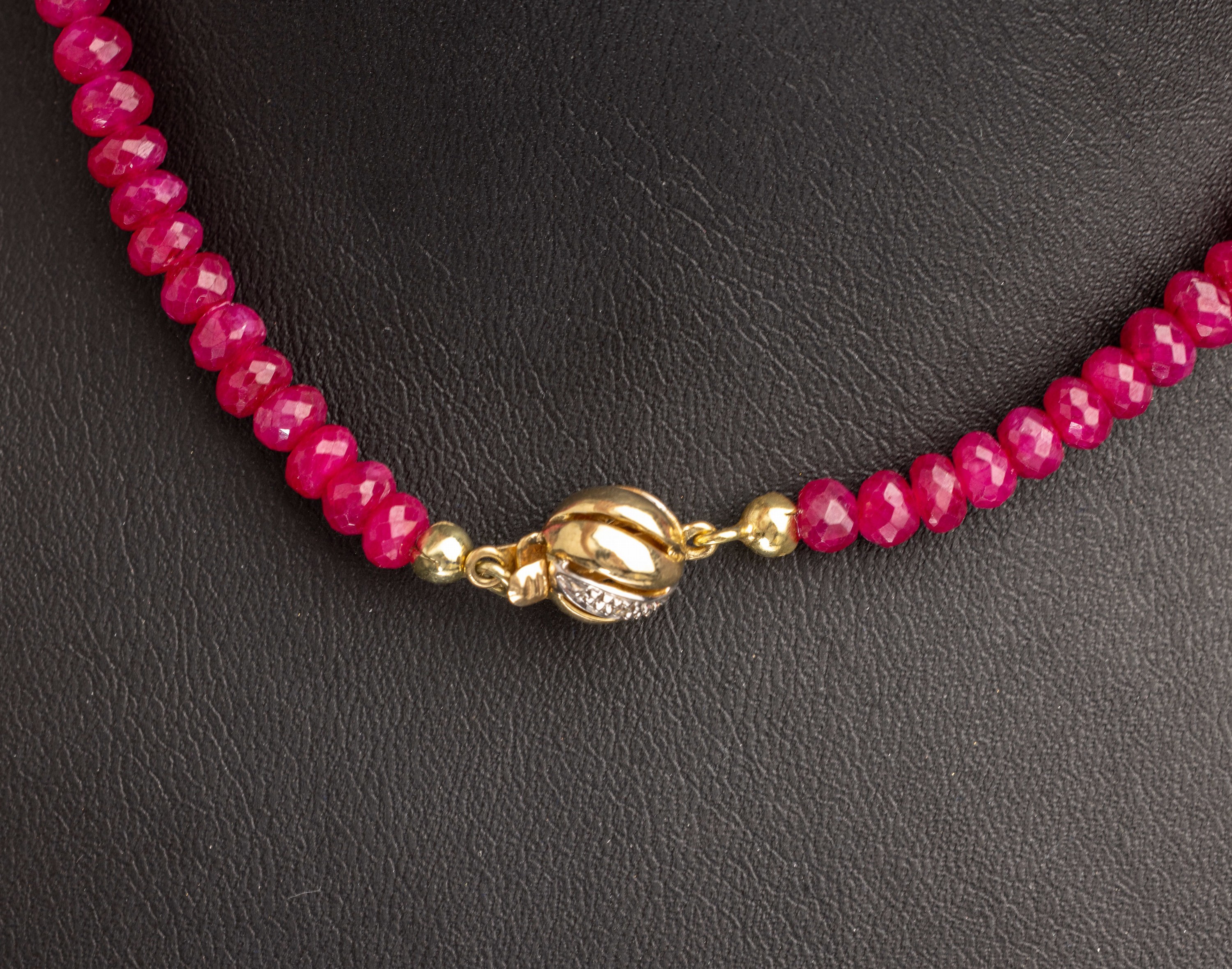 Detail a: Collier aus facett. Rubinrondellen, 14 kt Gold Kugelschließe, GG/WG 585/000, kl. Diamantbesatz, facett. Rubine zus. ca. 150 ct, L ca. 49 cm, Rubine ...