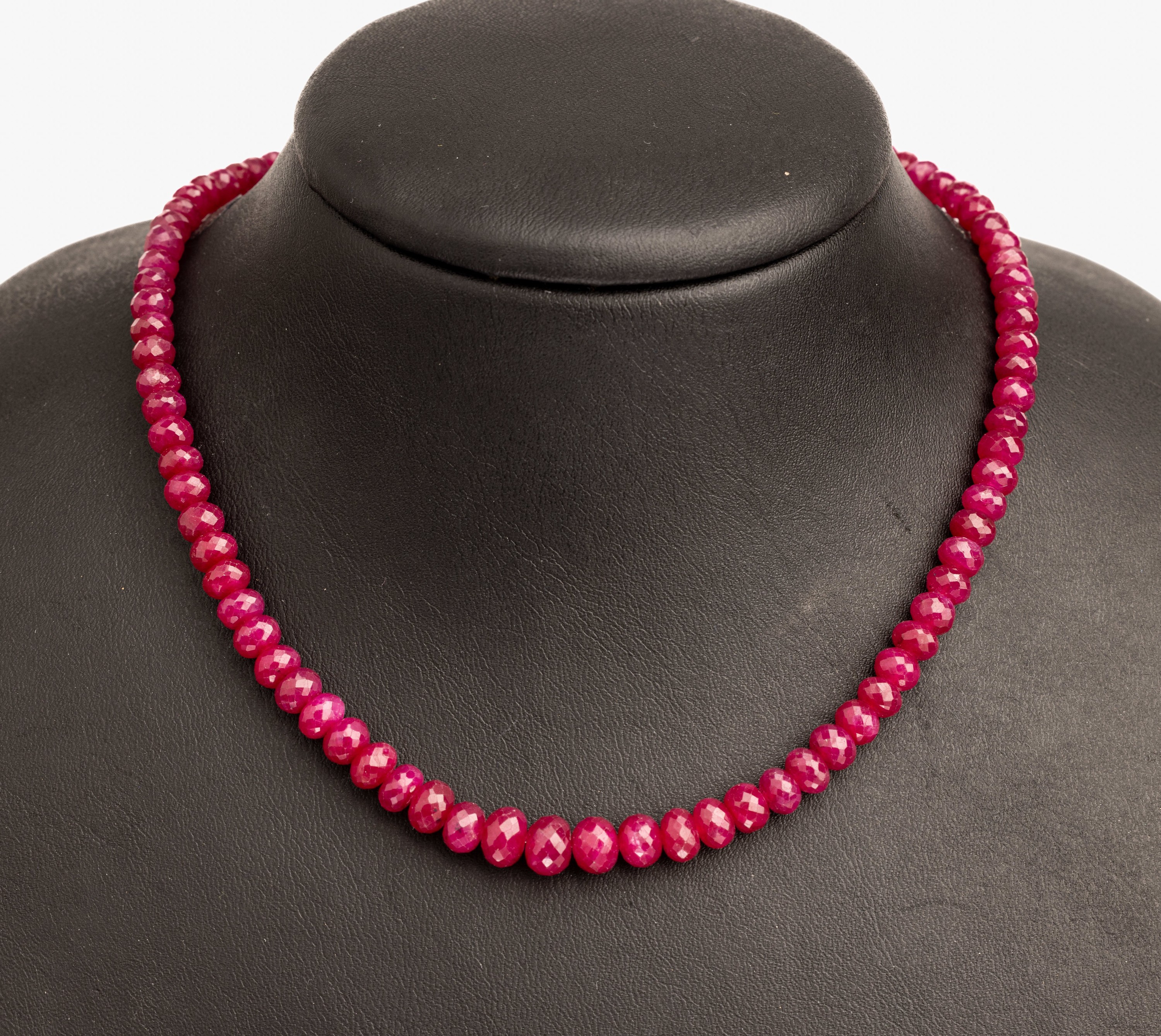 Collier aus facett. Rubinrondellen, 14 kt Gold Kugelschließe, GG/WG 585/000, kl. Diamantbesatz, facett. Rubine zus. ca. 155 ct, L ca. 52 cm, Rubine ...