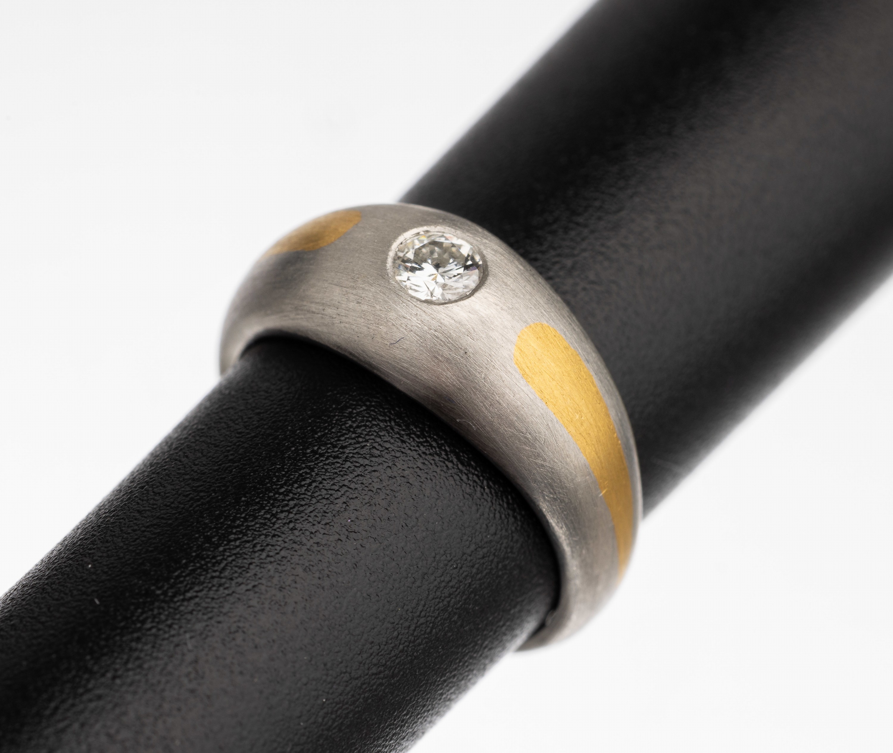 Platin und Gold Brillant Ring, PT 950/000 und GG, 1 Brillant ca. 0.12 ct Weiß/vs, ca. 5.4 g, RW 43