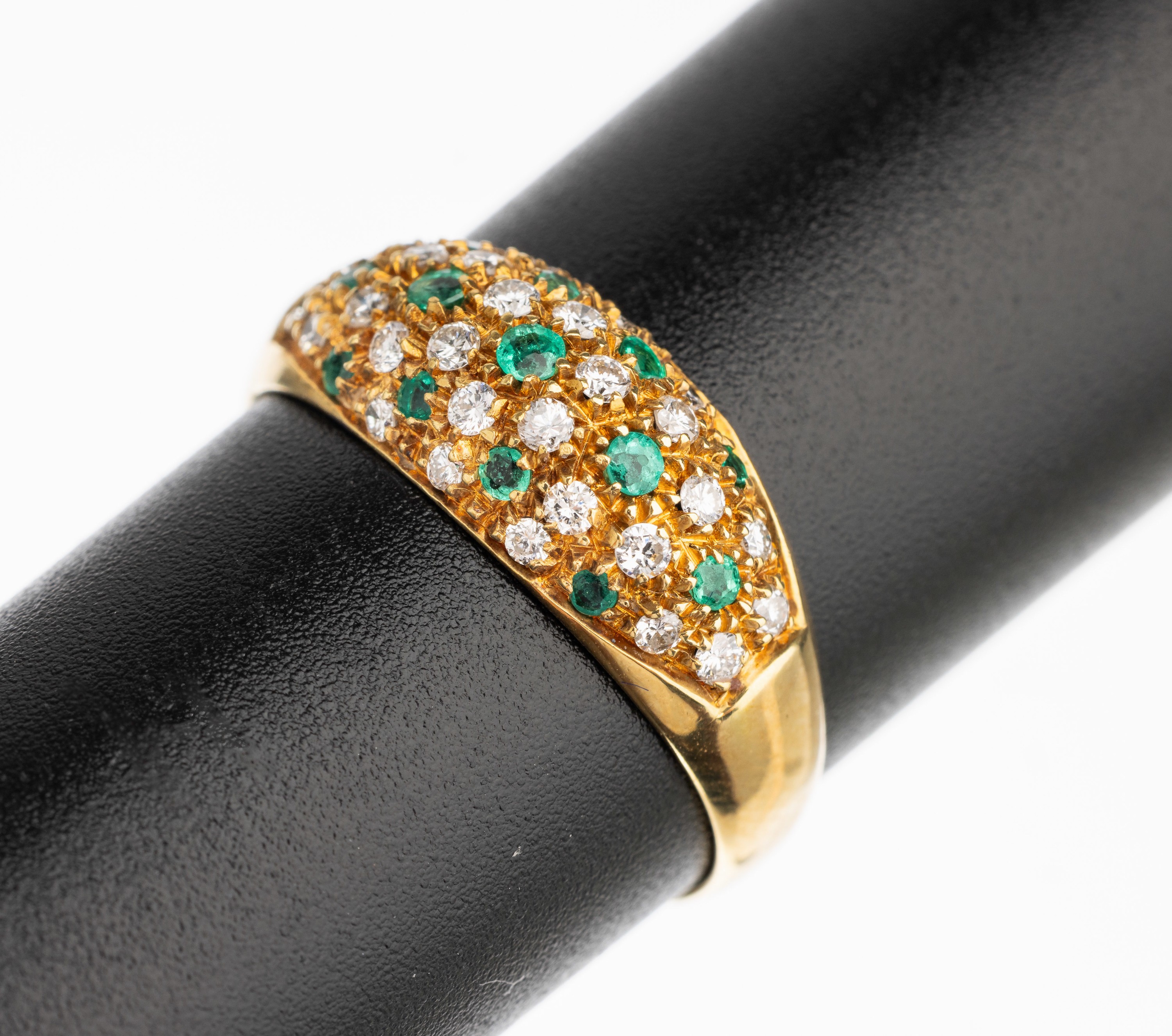 18 kt Gold Brillant Smaragd Ring, GG 750/000, 28 Brillanten zus. ca. 0.36 ct Weiß/vs, 13 rundfacett. Smaragde zus. ca. 0.22 ct, RW 58, 4.2 g