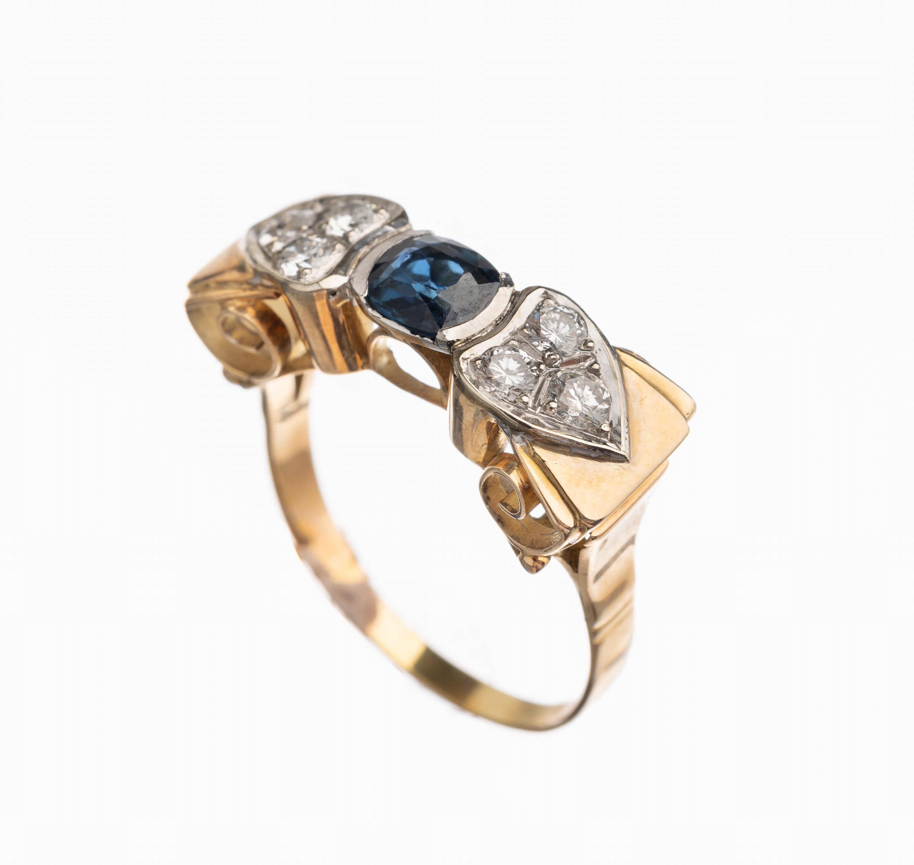14 kt Gold Saphir Brillant Ring, GG/WG 585/000, 1950er Jahre, 6 Brillanten zus. ca. 0.48 ct Weiß-l. get. Weiß/si und p 1,1 ovalfacett. Saphir ca. ...
