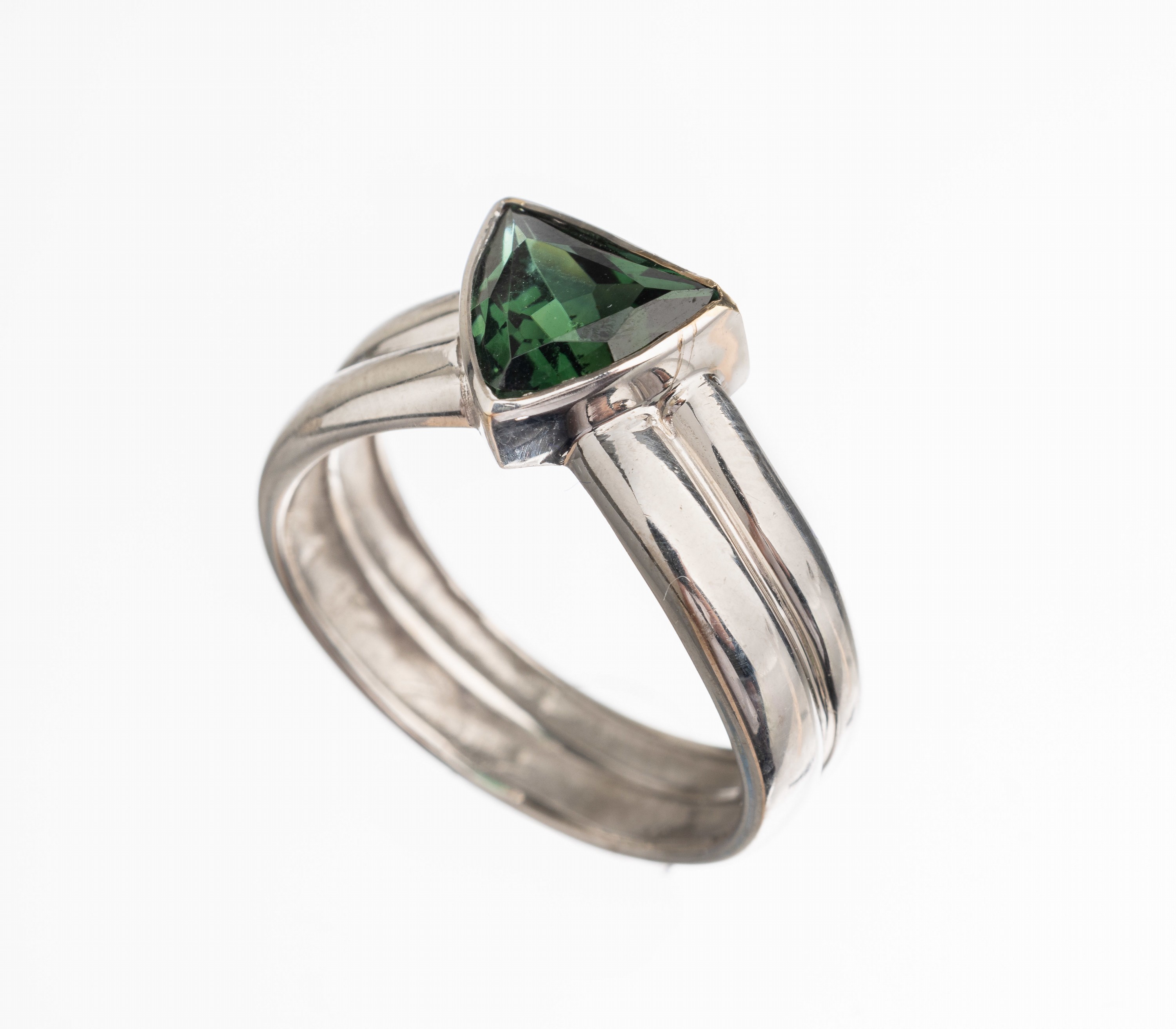 14 kt Gold Turmalin Ring, WG 585/000, grüner Turmalin im Phantasieschliff ca. 1.40 ct, RW 57, ca. 6.4 g