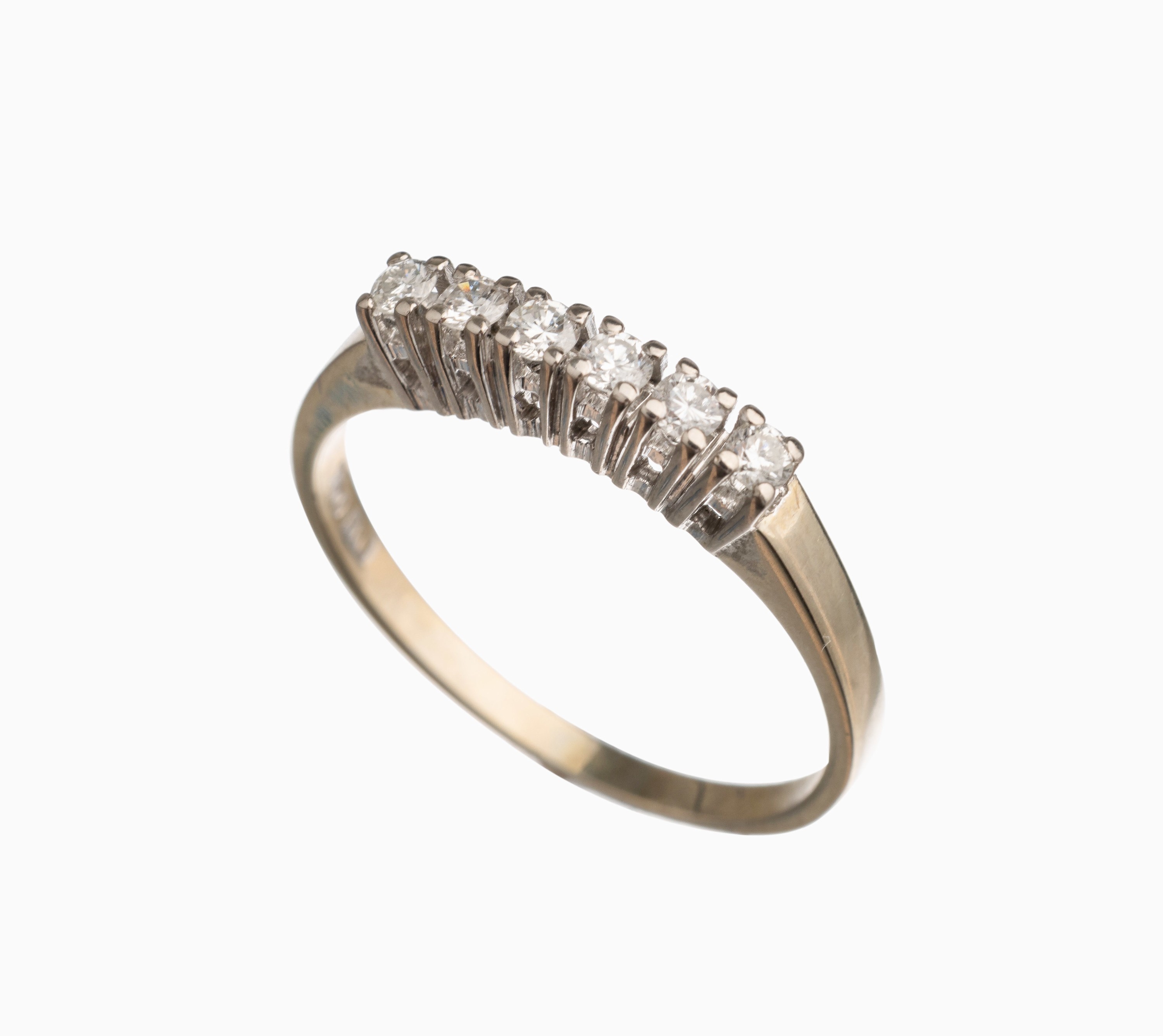 18 kt Gold Brillant Ring, GG/WG 750/000, Meistermarke L.C. KÖHLER, Schwäbisch Gmünd, 6 Brillanten zus. ca. 0.25 ct Weiß/si, RW 57, total ca. 3.2 ...