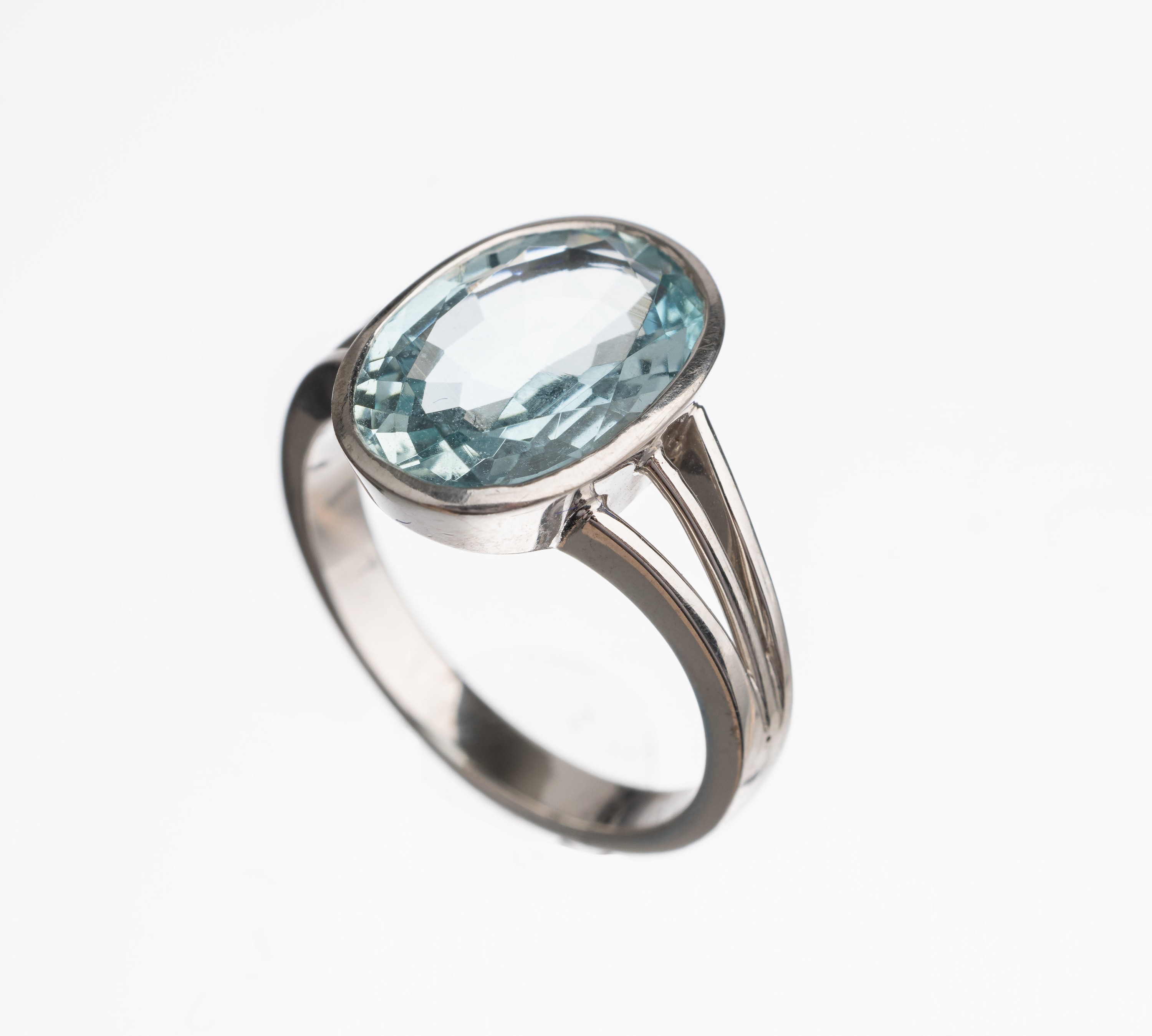 14 kt Gold Aquamarin Ring, GG 585/000, ovalfacett. Aquamarin ca. 3.00 ct, ca. 5.2 g, RW 53.5