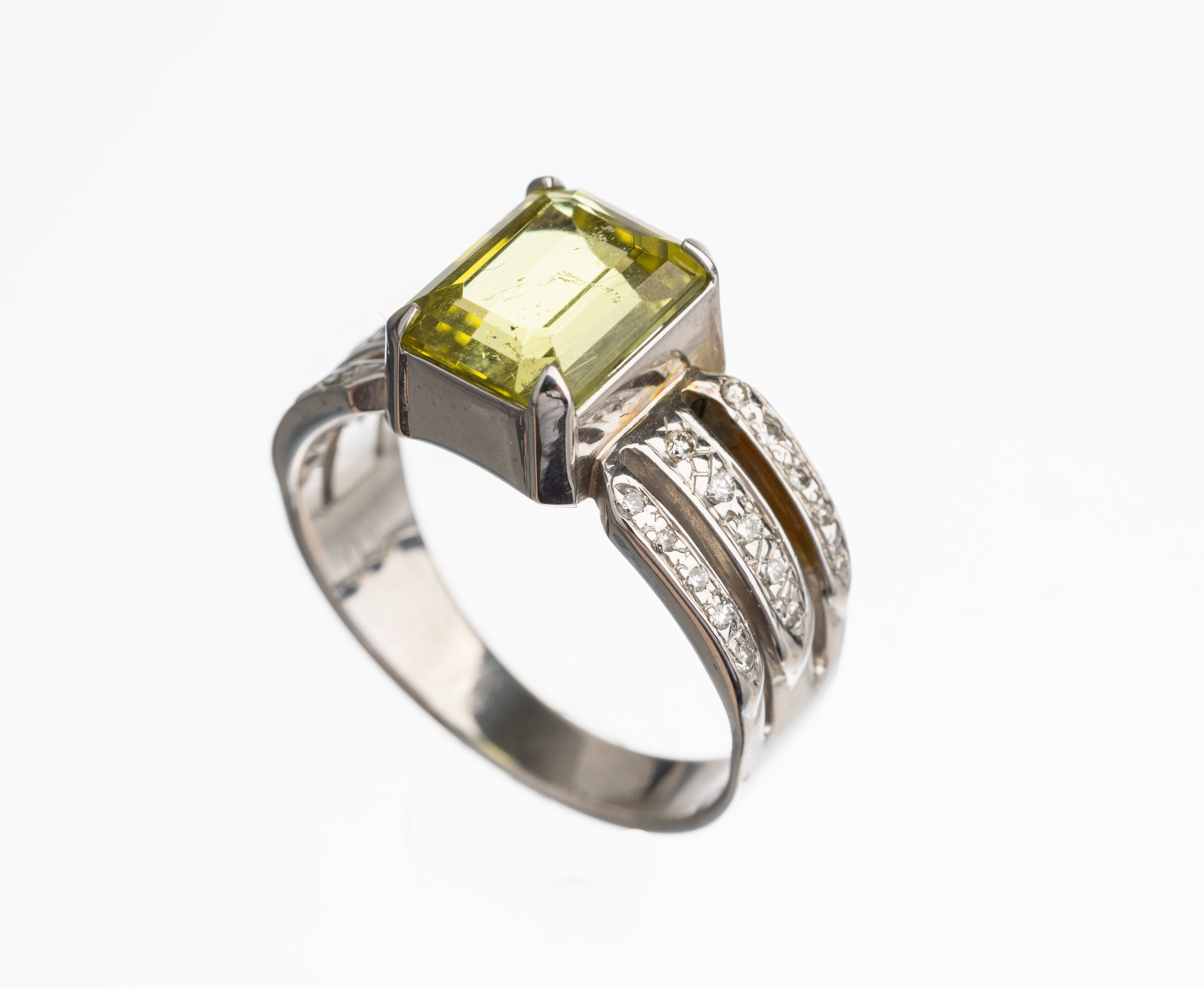 14 kt Gold Brillant Turmalin Ring, WG 585/000, hellgrüner Sambia-Turmalin ca. 3.70 ct, 30 Brillanten zus. ca. 0.30 ct feines Weiß/vs, RW 60, ca. ...