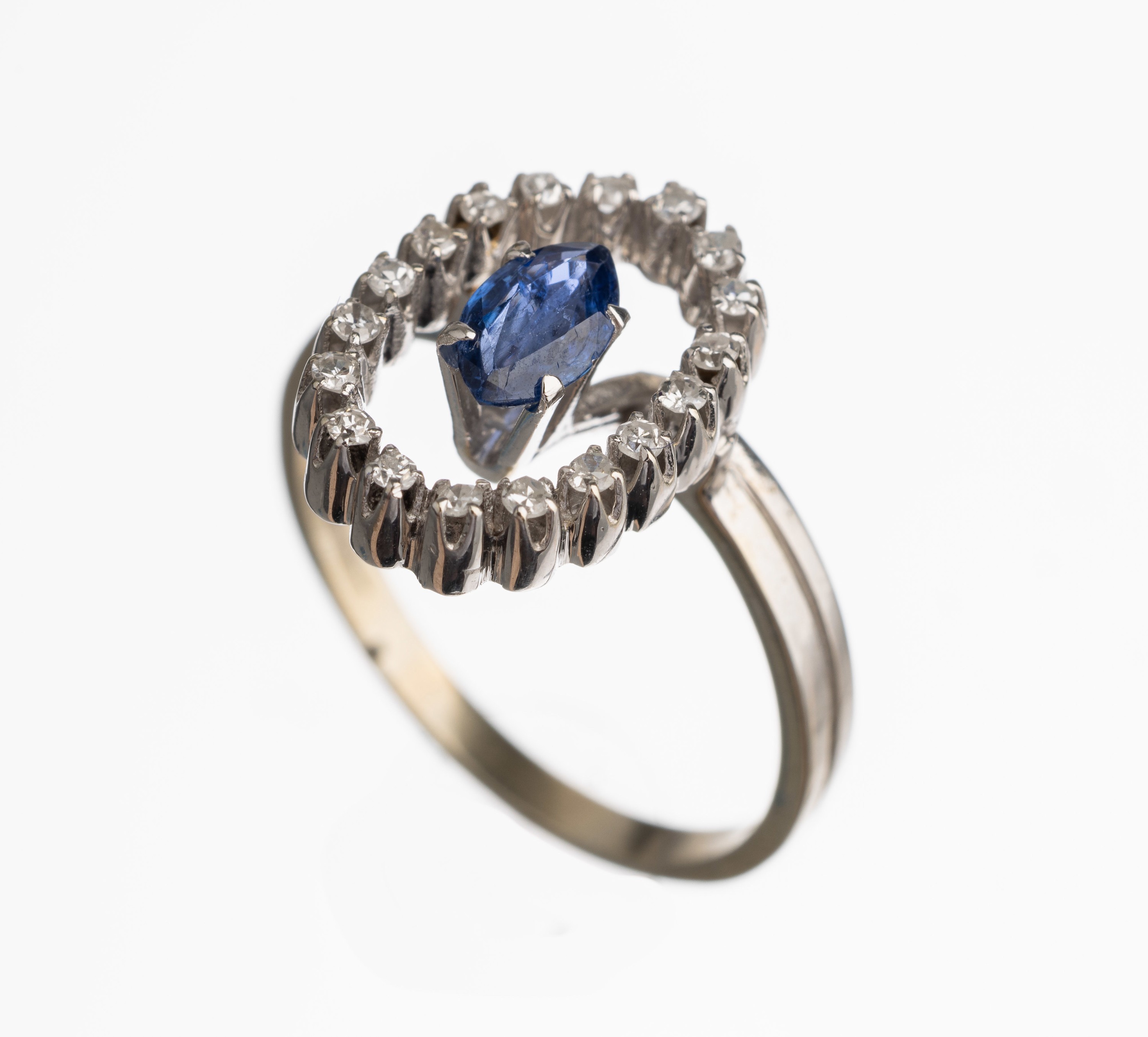 18 kt Gold Saphir Diamant Ring, WG 750/000,facett. Saphir Navette ca. 0.25 ct 18 8/8- Diamanten zus. ca. 0.18 ct Weiß/si-p1, RW 59, ca. 4.7 g