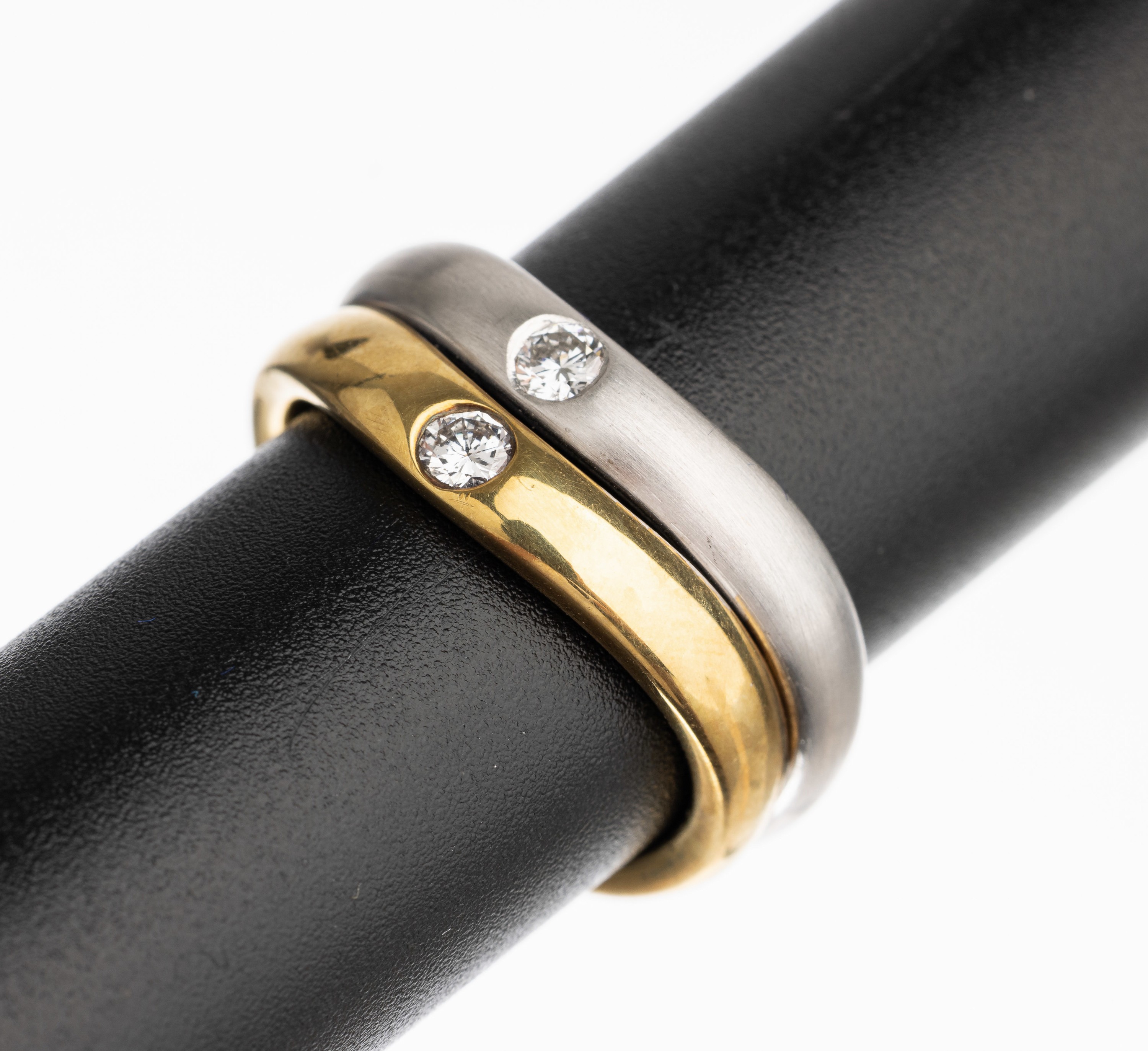 14 kt Gold Brillant Ring, GG/WG 585/000, teilmatt., 2 Brillanten zus. ca. 0.22 ct Weiß/si, schwere Qualität, Meistermarke verschlagen, RW 57, ...