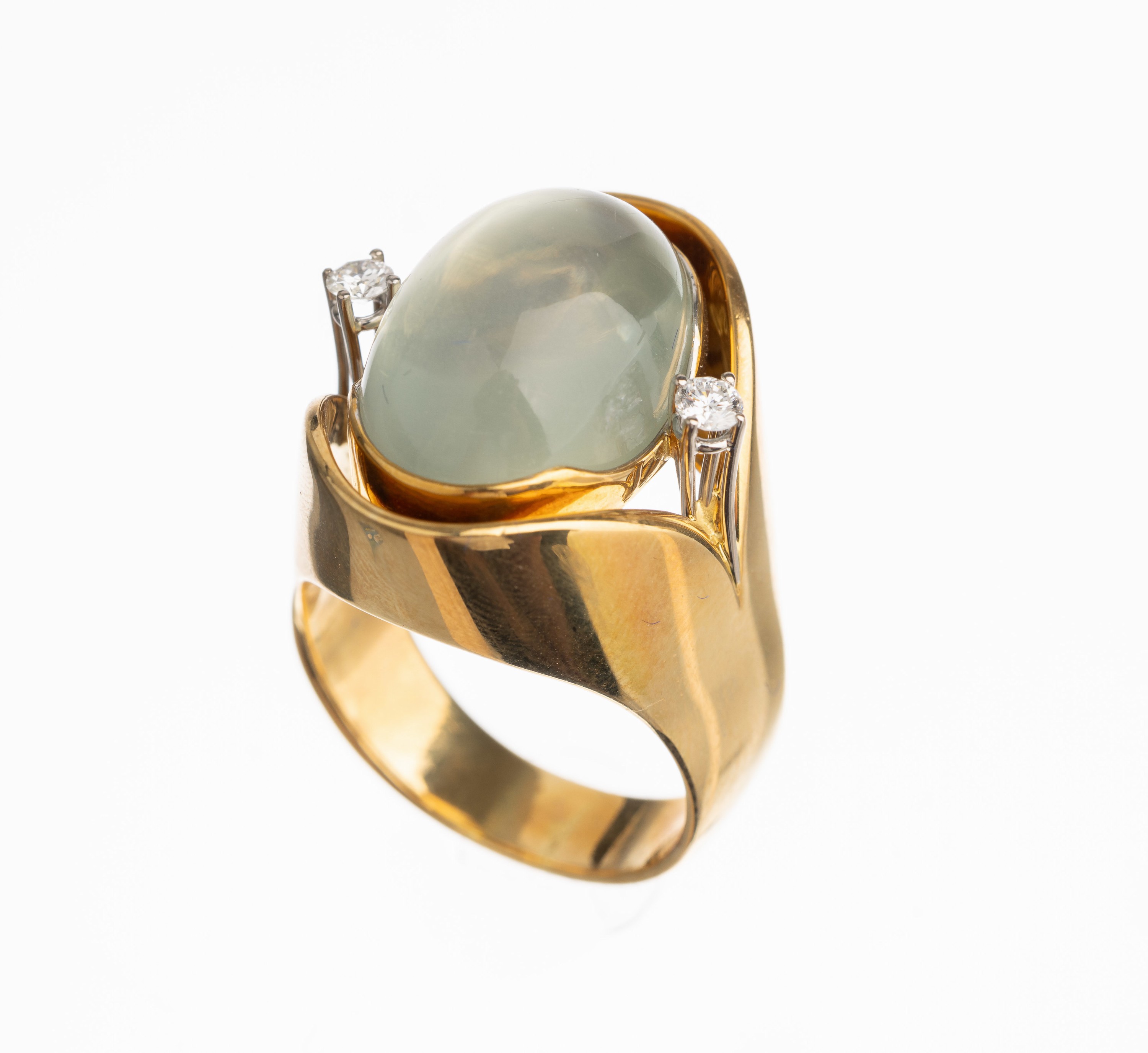 18 kt Gold Mondstein Brillant Ring, GG 750/000, 2 in WG gefasste Brillanten zus. ca. 0.20 ct feines Weiß/vs, Mondstein- Cabochon ca. 10.0 ct, ...