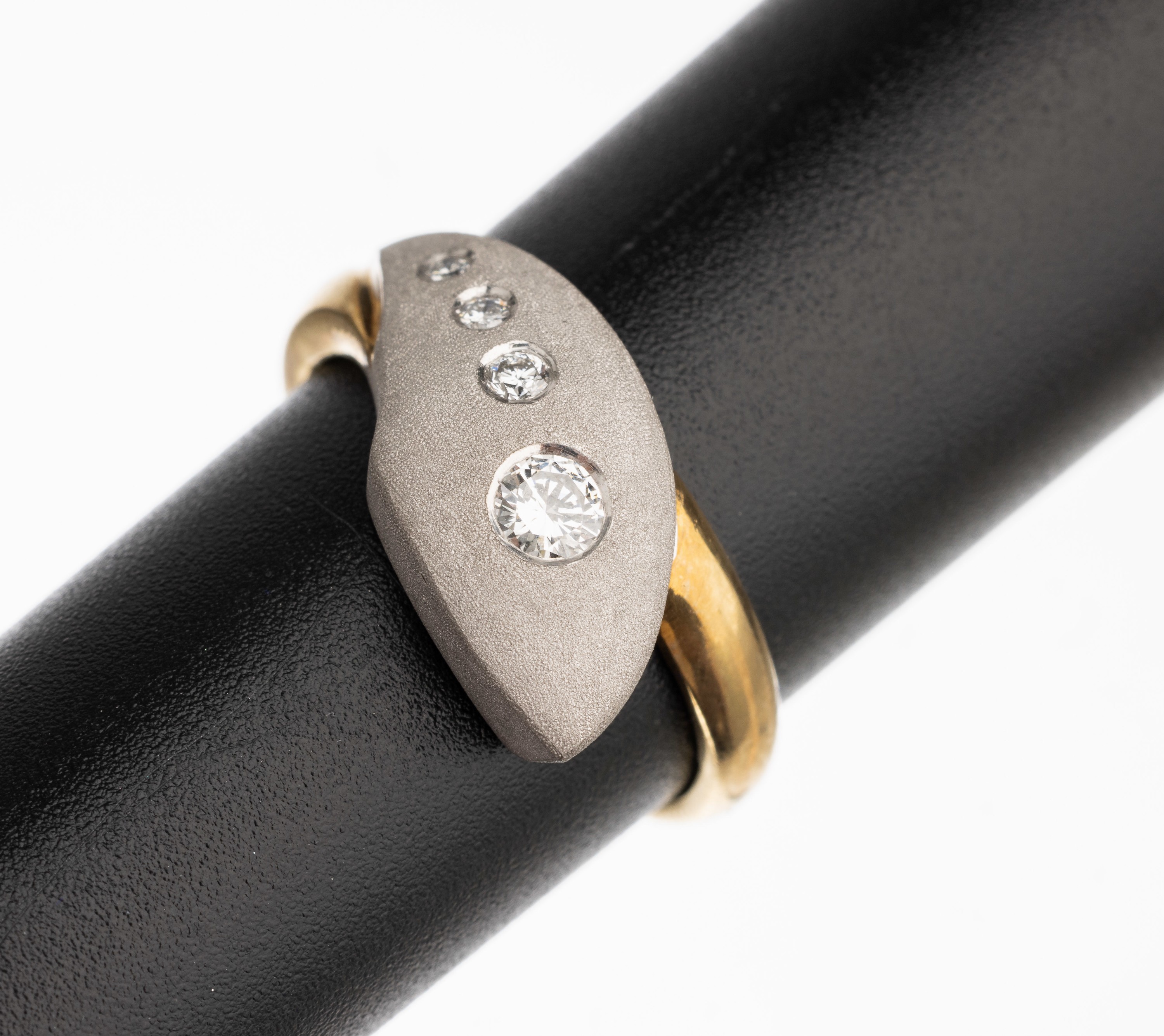 14 kt Gold Brillant Schlangen Ring, GG/WG 585/000, teilmatt., 4 Brillanten zus. ca. 0.20ct feines Weiß/vs, RW 53.5, total ca. 7.8 g