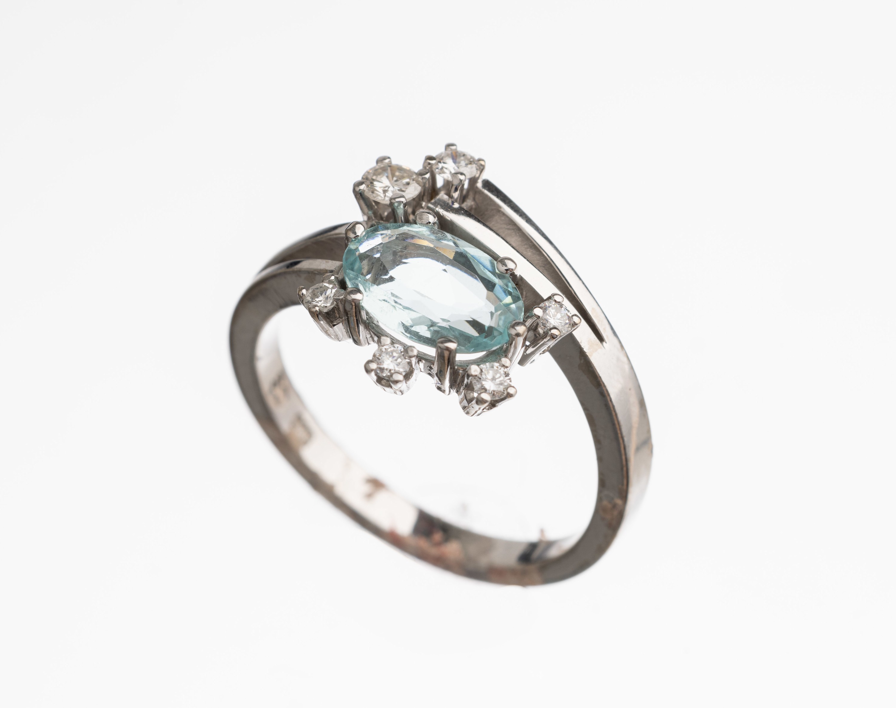 14 kt Gold Aquamarin Brillant Ring, WG 585/000, 6 Brillanten zus. ca. 0.25 ct Weiß/si, ovalfacett. Aquamarin ca. 1.0 ct, RW 55, total ca. 5.3 g