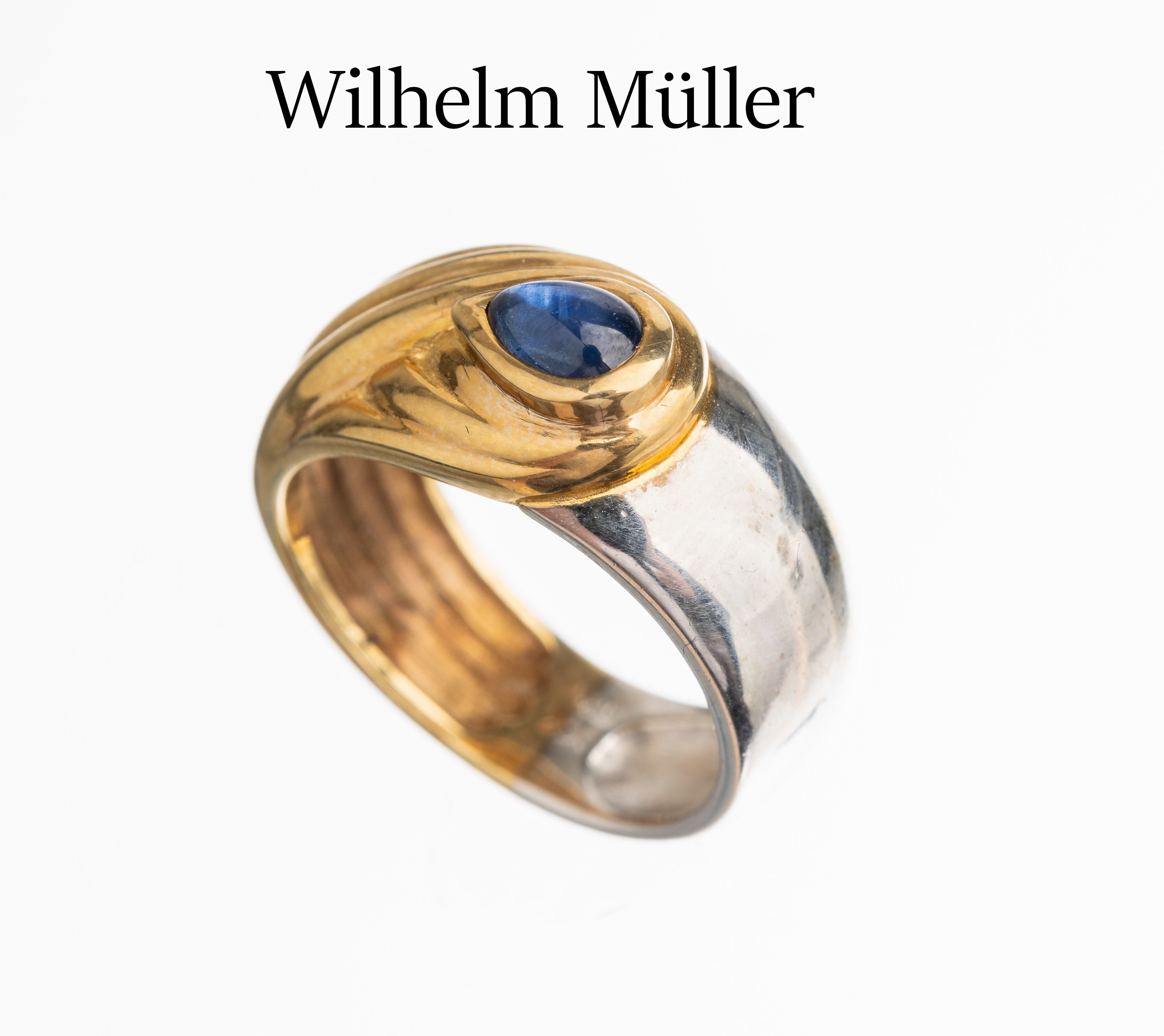 14 kt Gold Saphir Ring, GG/WG 585/000, Meistermarke WILHELM MÜLLER, Schwäbisch Gmünd,1 Saphir-Cabochon, RW 52, total ca. 6.8 g
