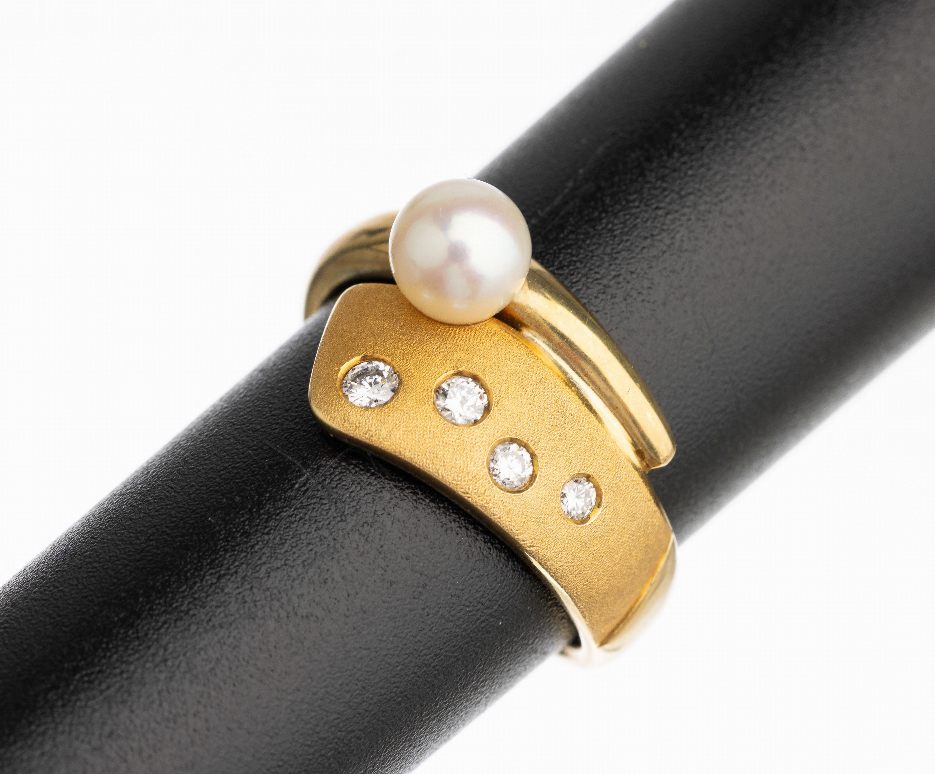 14 kt Gold Perl Brillant Ring, GG 585/000, teilmatt., 4 Brillanten zus. ca. 0.20 ct feines Weiß/vs, 1 Zuchtperle Durchm. ca. 5.5 mm, RW 53, total ...
