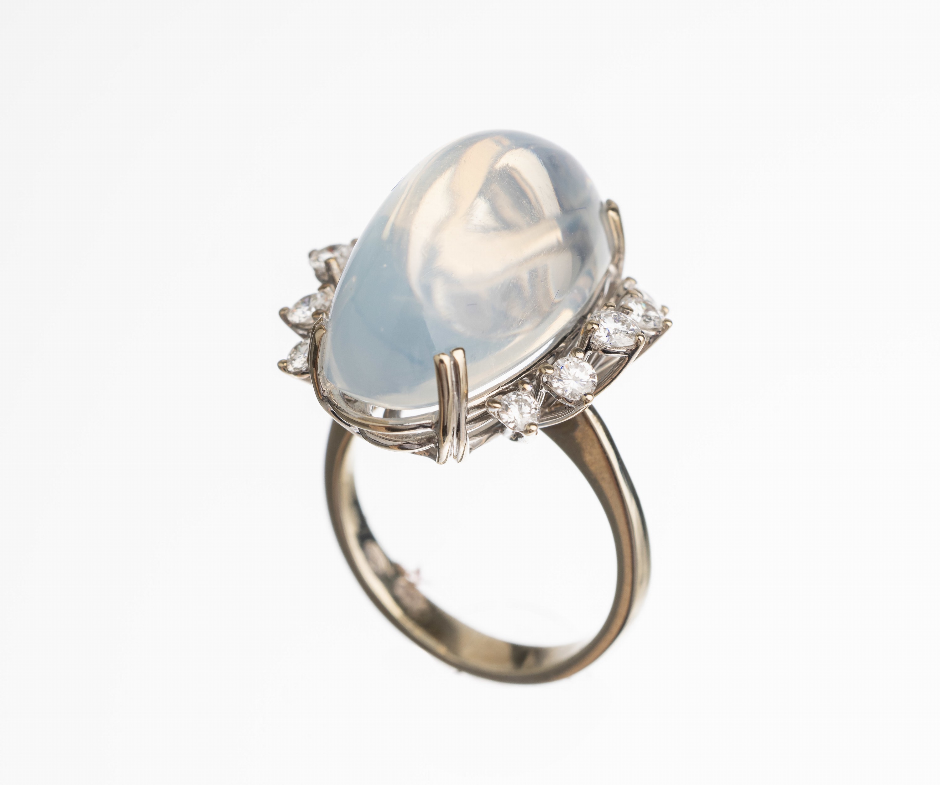 18 kt Gold Mondstein Brillant Ring, WG 750/000, 10 Brillanten zus. ca. 0.30 ct feines Weiß/vs, 1 Mondstein-Cabochon ca. 8.0 ct, RW 48, total ca. ...